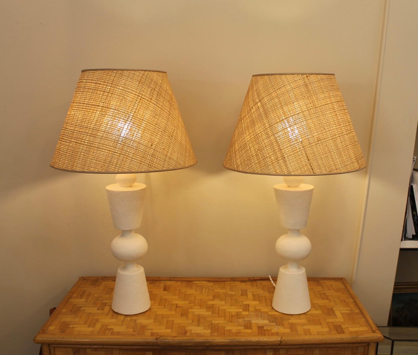 
Pair of plaster lamps, in the style of decorators from the 1940s, French decorators
They are accompanied by a custom-made straw lampshade.
All electrified