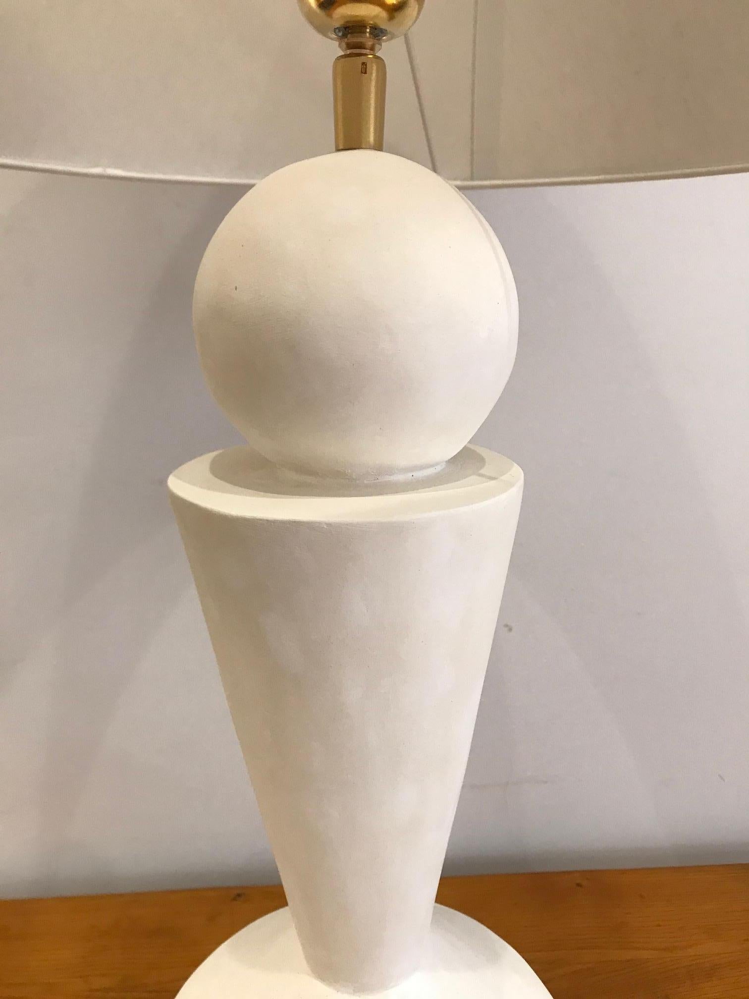 Paire de lampes en plâtre dans le goût de Jean-Michel Frank en vente 5