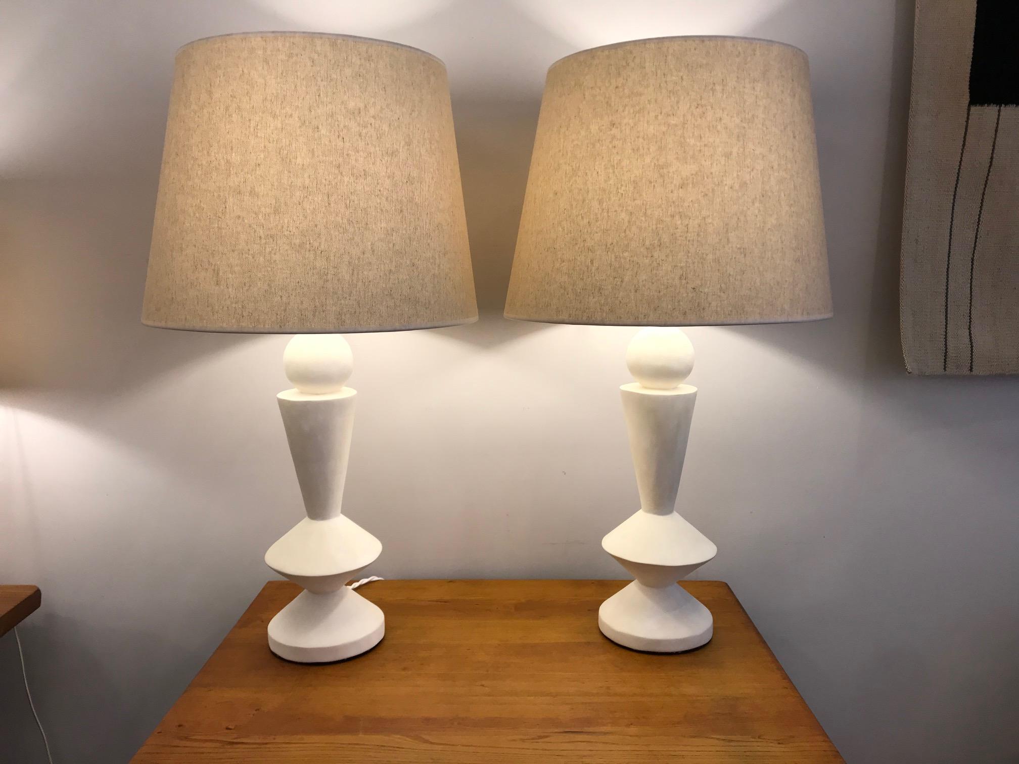 Paire de lampes en plâtre dans le goût de Jean-Michel Frank Excellent état - En vente à Paris, Ile-de-France