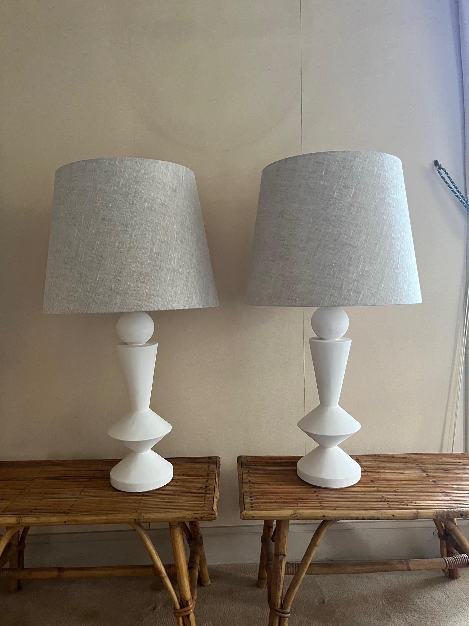 Paire de lampes en plâtre stuqué.
Ombres en lin fabriquées sur mesure.
Inspiré par Jean-Michel Franks.
France, production moderne.
Modèle : Diabolo.

Mesures : hauteur.
Total 83 cm (32.5 pouces) 
Pied en plâtre 47 cm (18.5 pouces)
Diamètre de