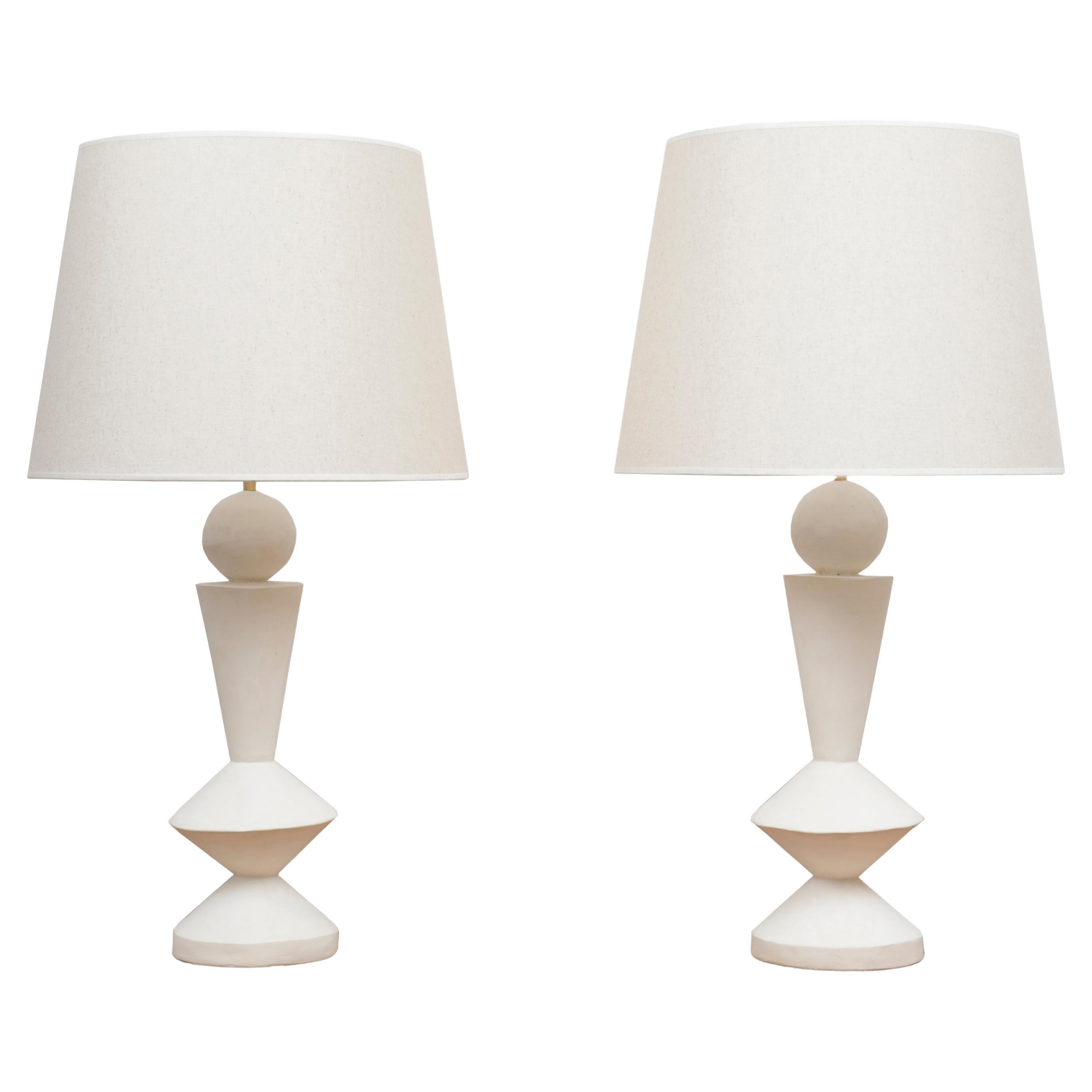 Mid-Century Modern Paire de lampes en plâtre dans le goût de Jean-Michel Frank en vente