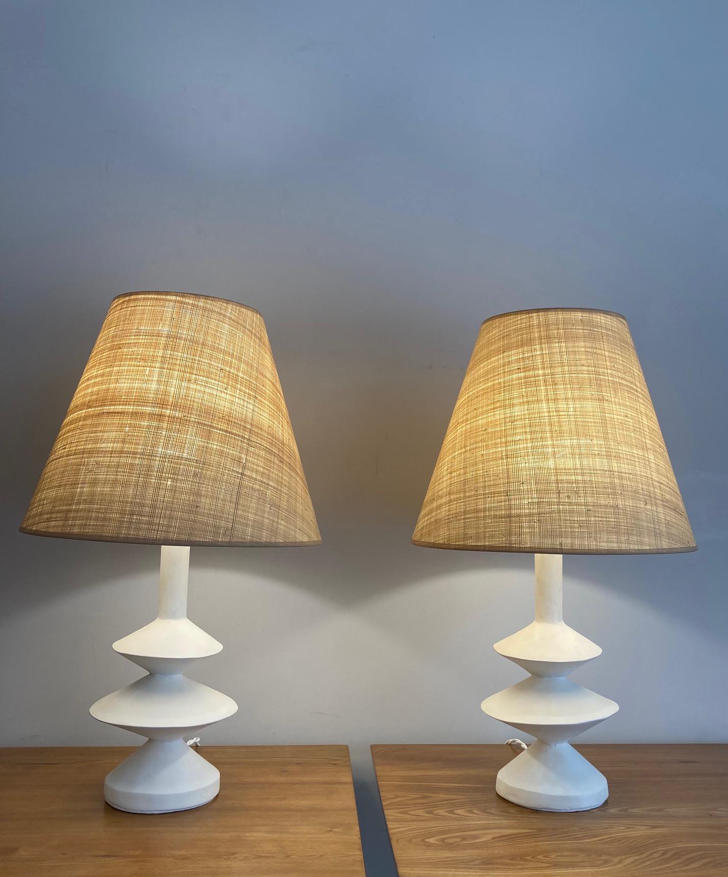 Moderne Paire de lampes en plâtre avec abat-jour en raphia en vente