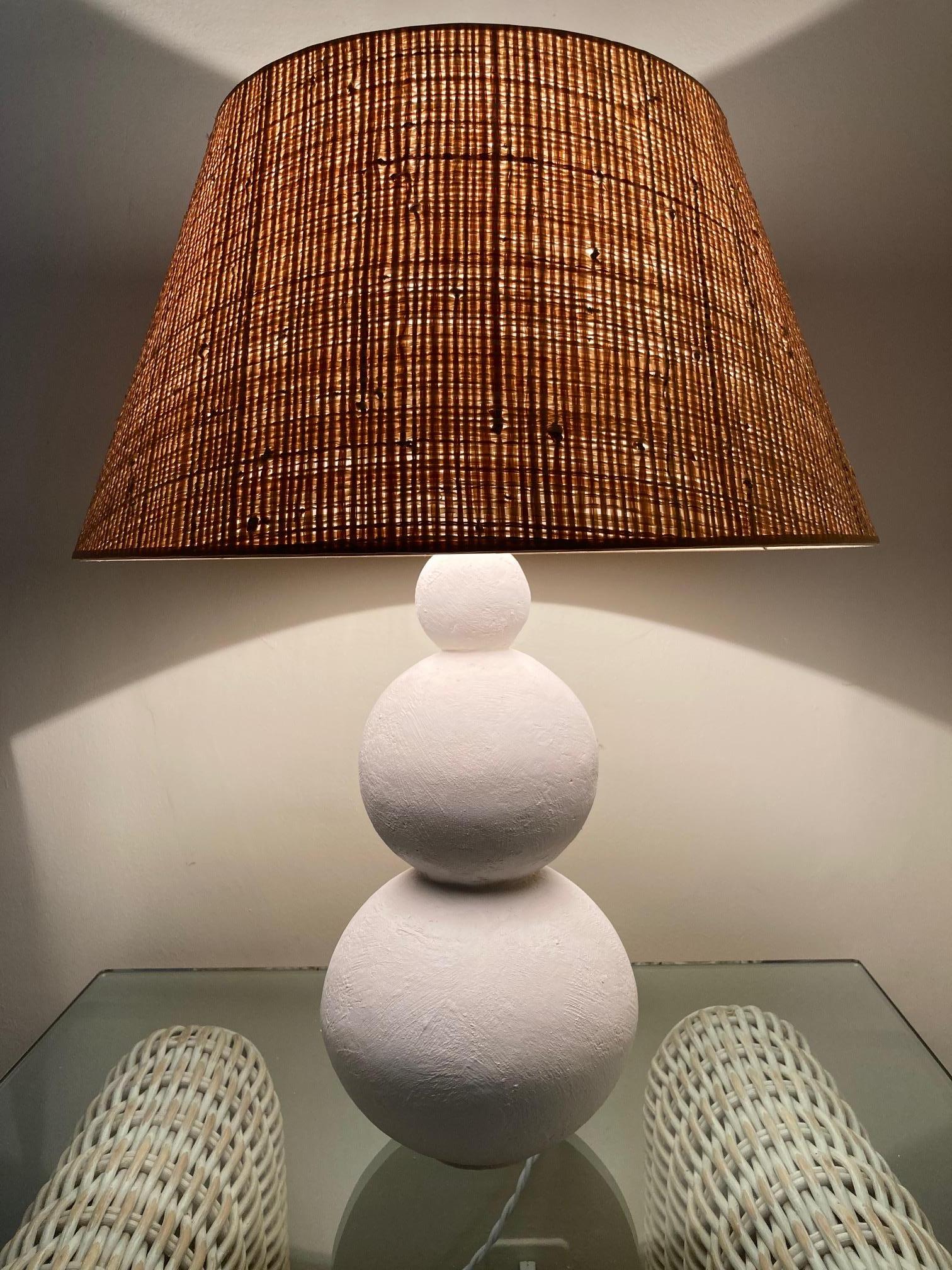 Art Déco Coppia di lampade in gesso con paralumi in rafia in vendita