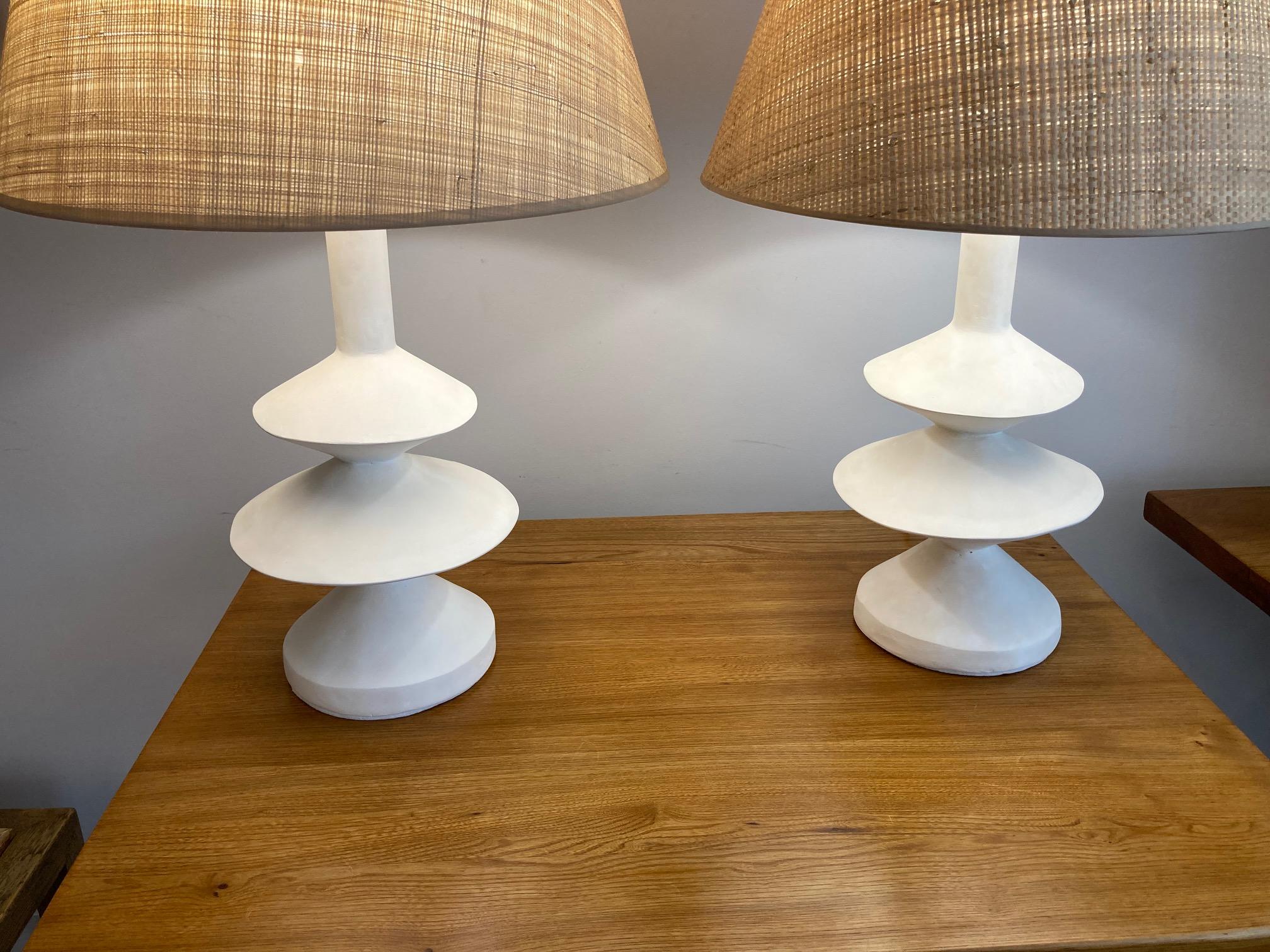 Paire de lampes en plâtre avec abat-jour en raphia Neuf - En vente à Paris, Ile-de-France