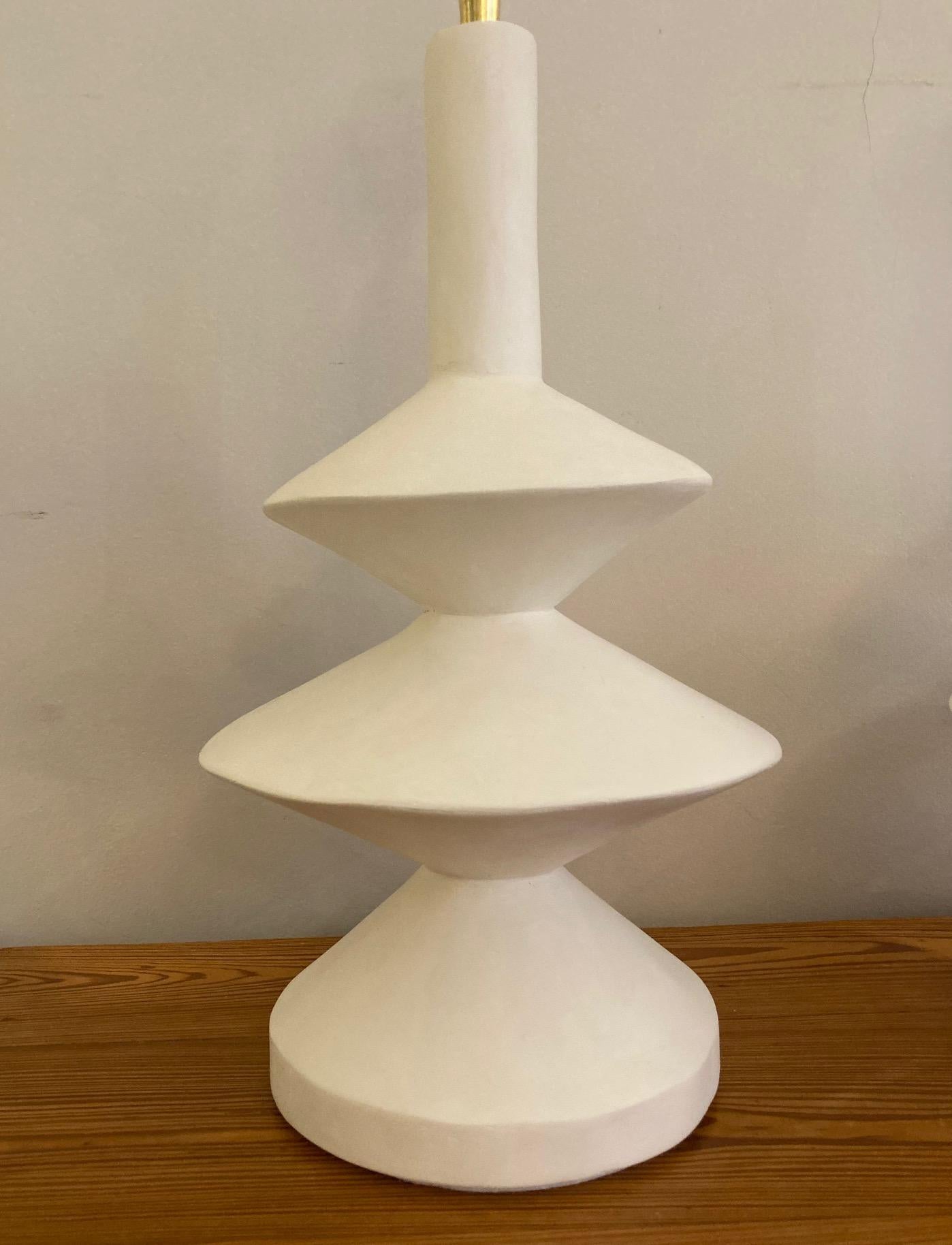 Raphia Paire de lampes en plâtre avec abat-jour en raphia en vente