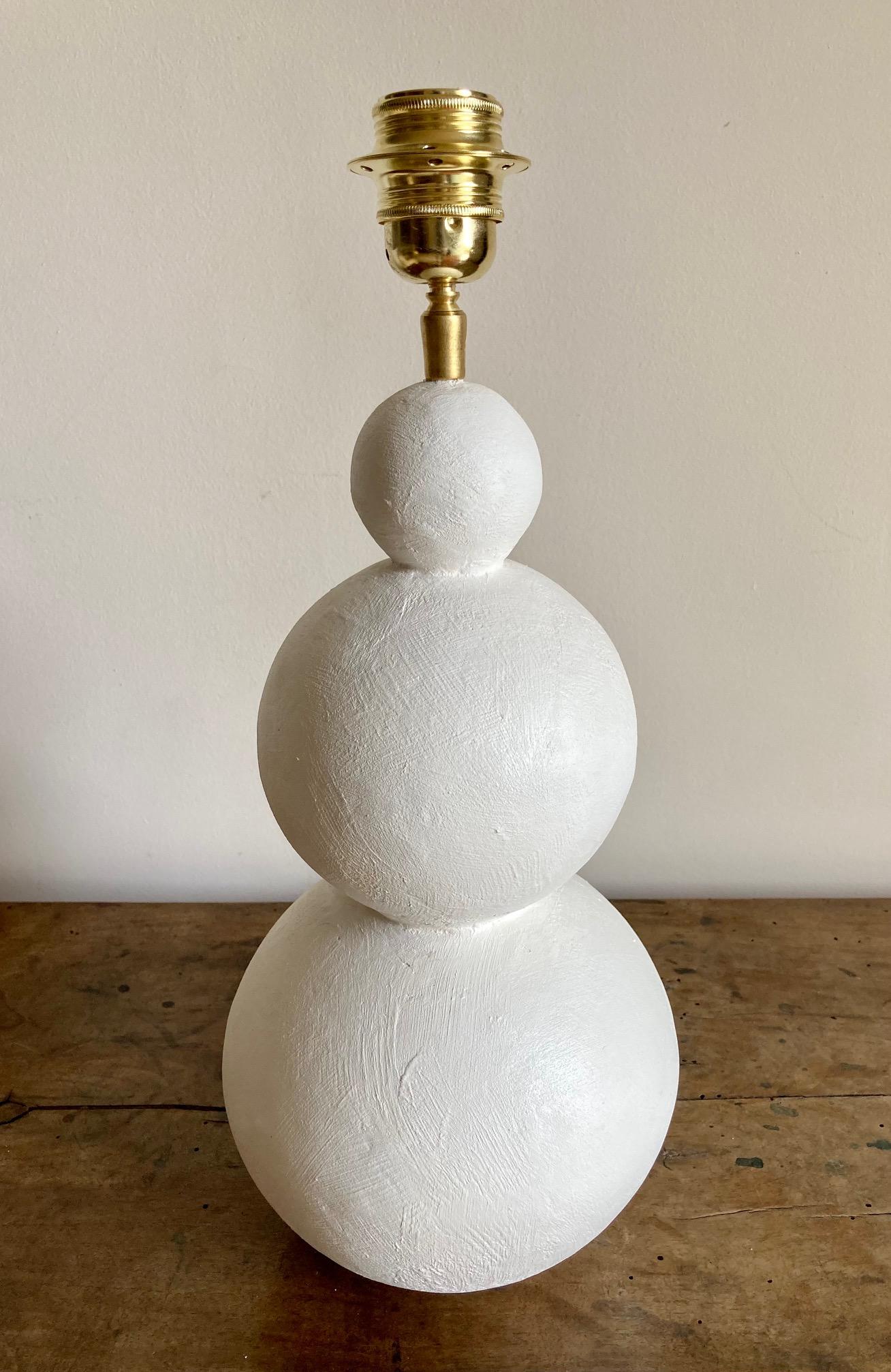 Intonaco Coppia di lampade in gesso con paralumi in rafia in vendita