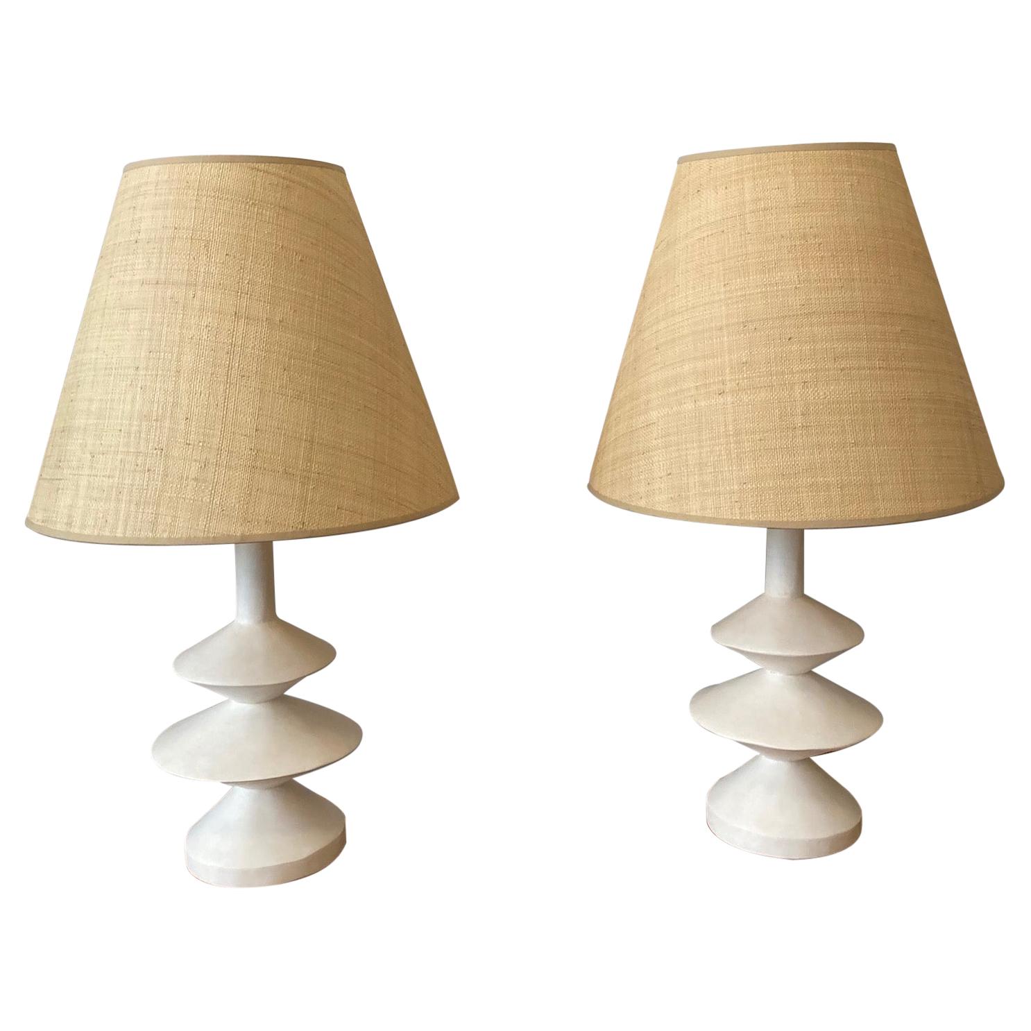 Coppia di lampade in gesso con paralumi in rafia