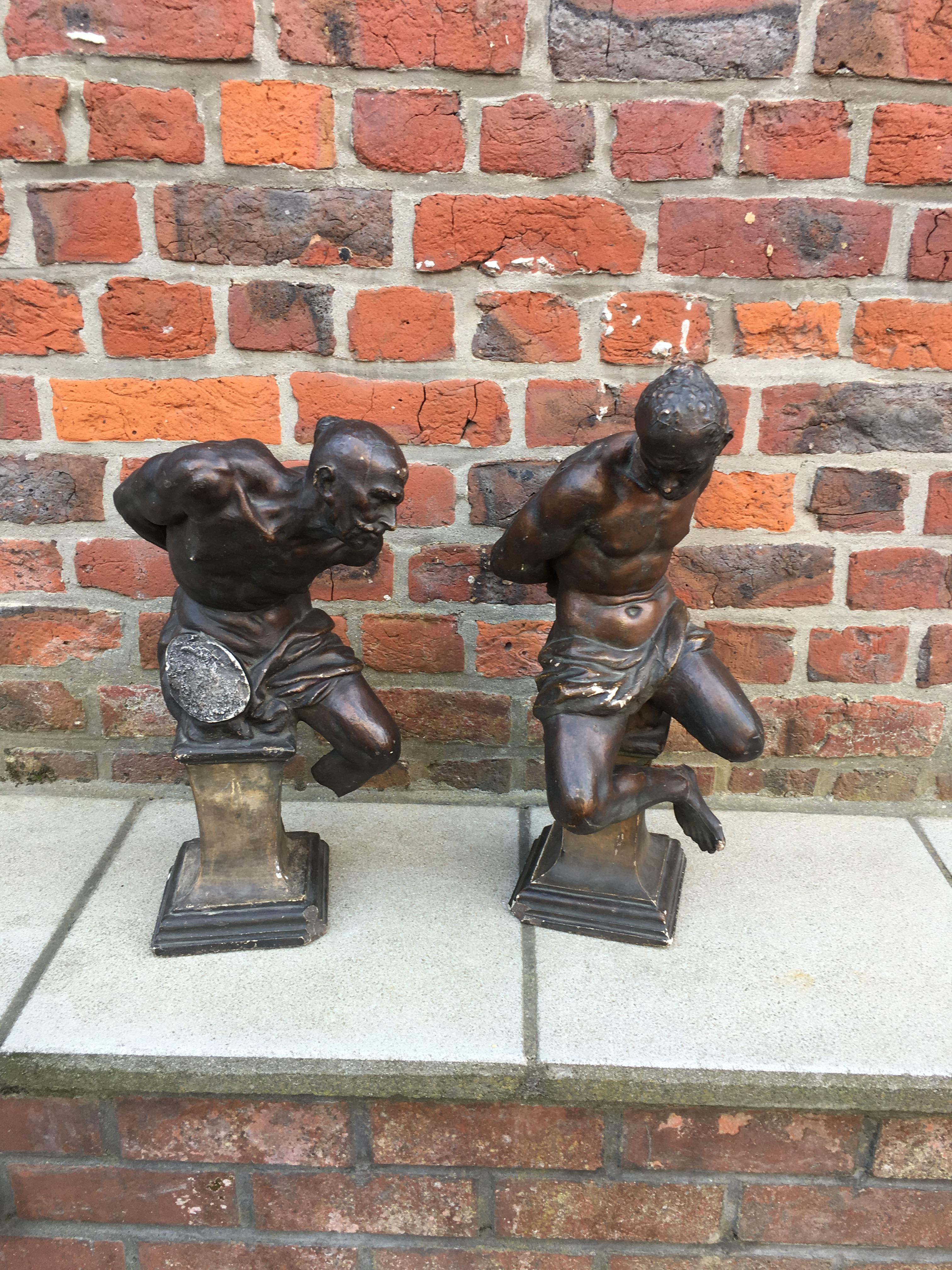 Pair of plaster slaves with bronze patina. Many losses and flaws.
Measures: Height 49 cm and 45 cm.
 