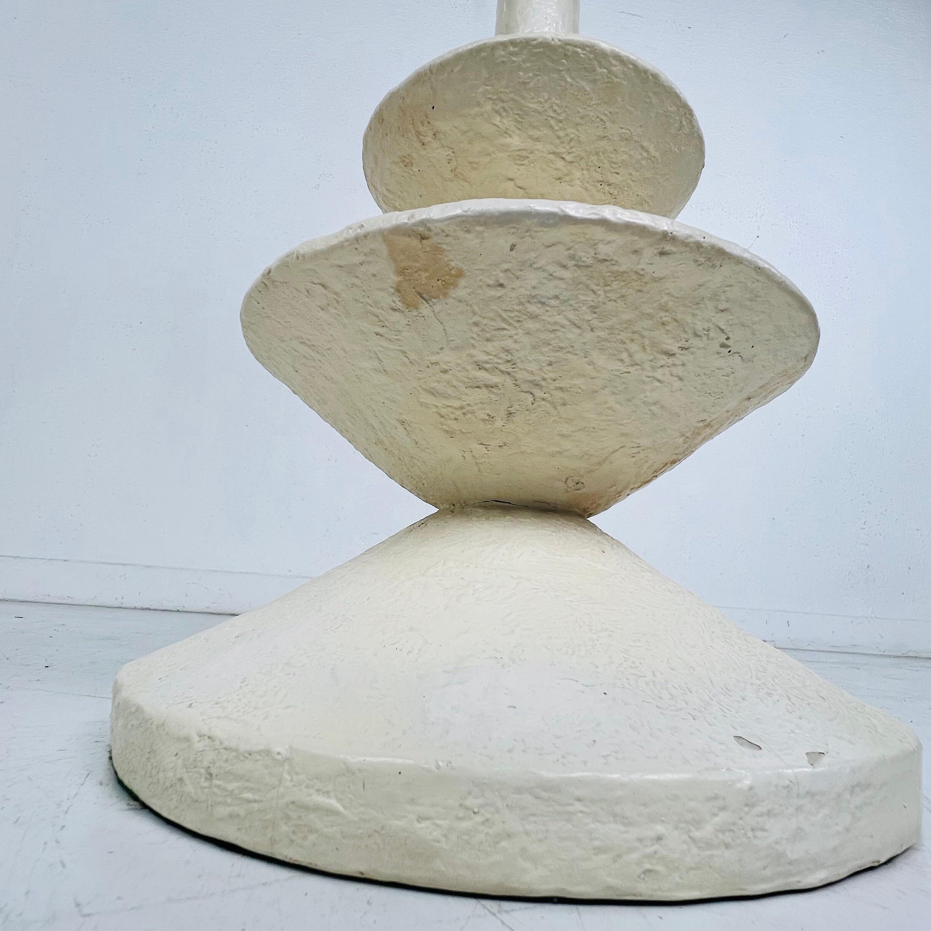 Paire de lampes de table en plâtre dans le style de Giacometti en vente 4