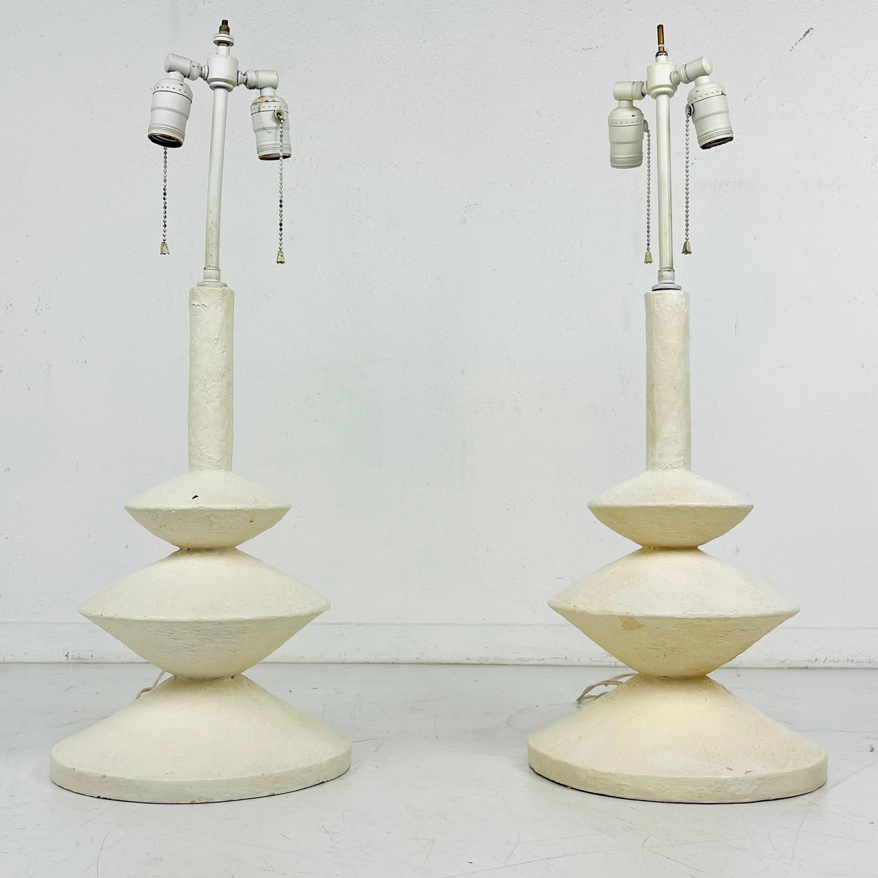 Postmoderne Paire de lampes de table en plâtre dans le style de Giacometti en vente