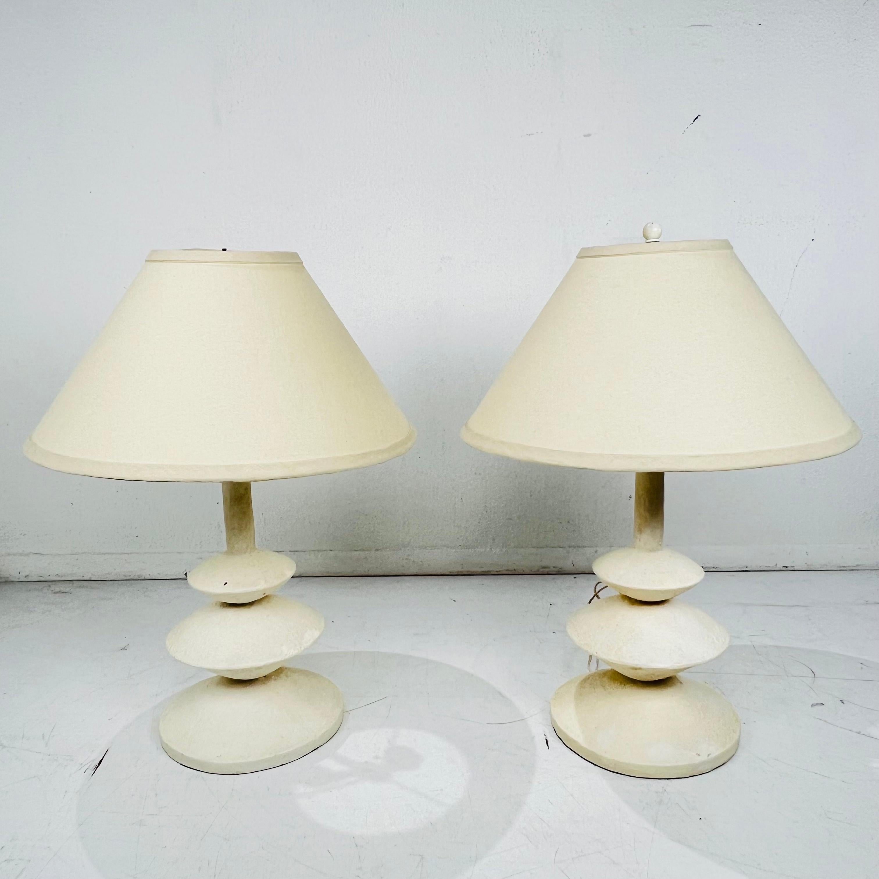 Paar Tischlampen aus Gips im Stil von Giacometti (Mitte des 20. Jahrhunderts) im Angebot