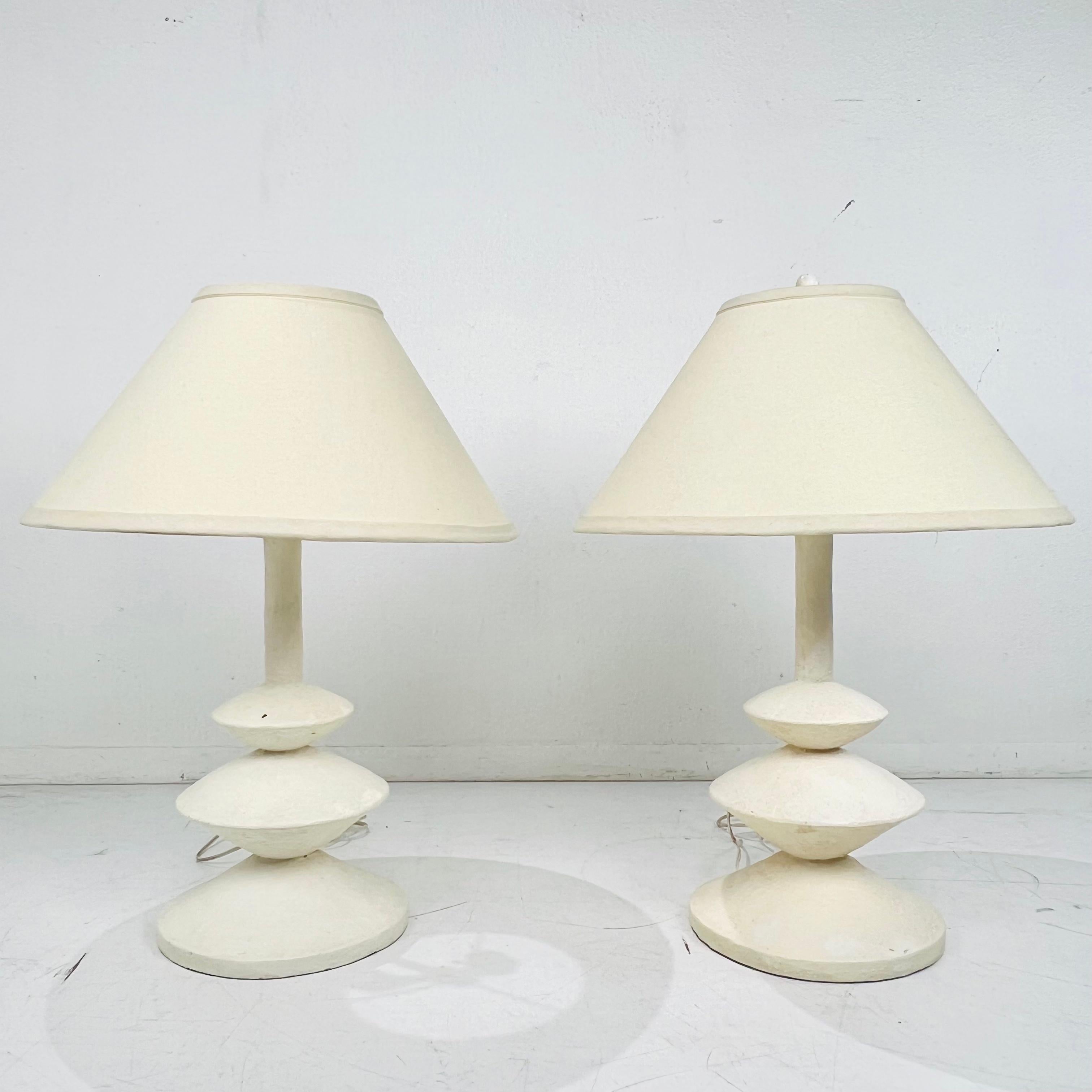 Paar Tischlampen aus Gips im Stil von Giacometti im Angebot 1