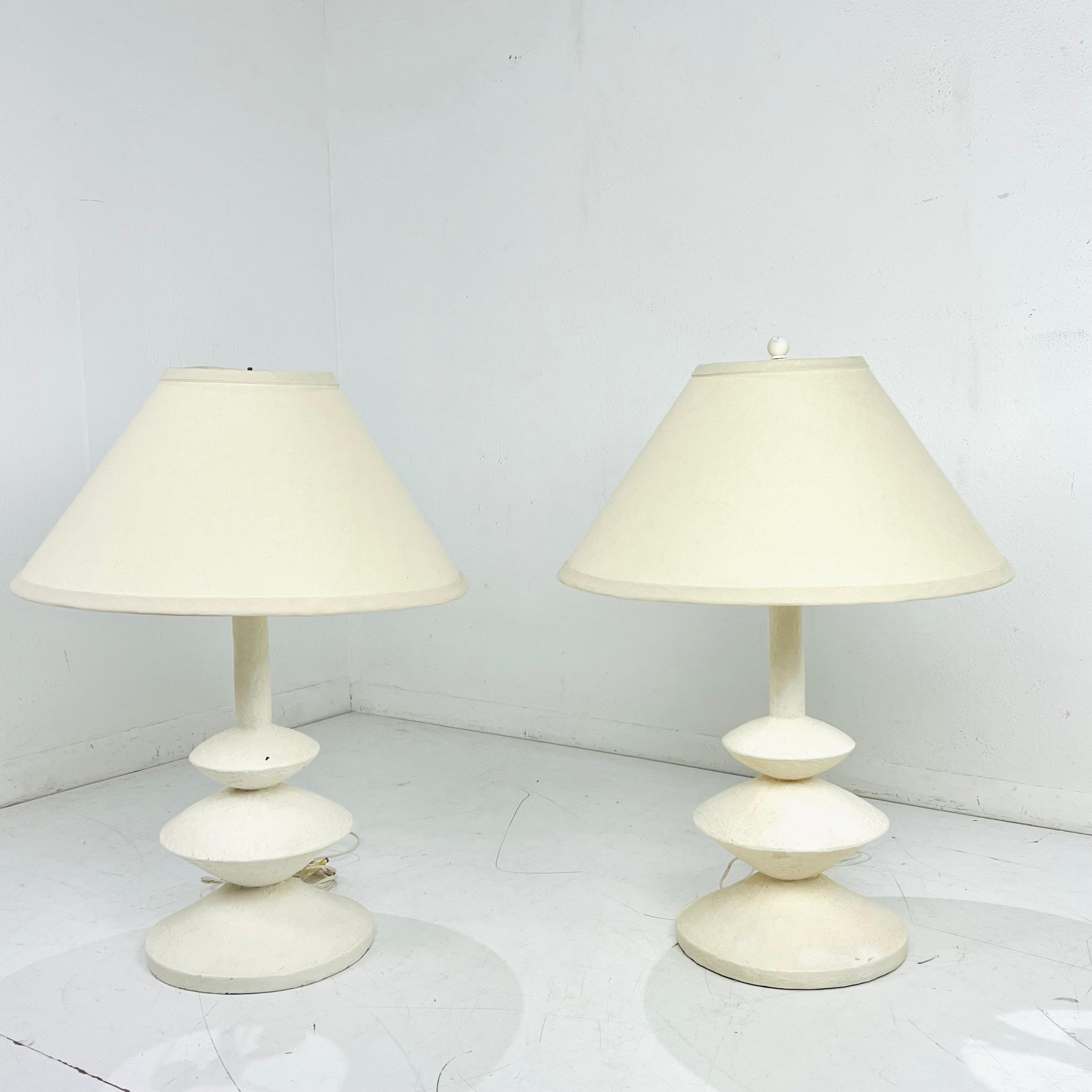 Paar Tischlampen aus Gips im Stil von Giacometti im Angebot 2