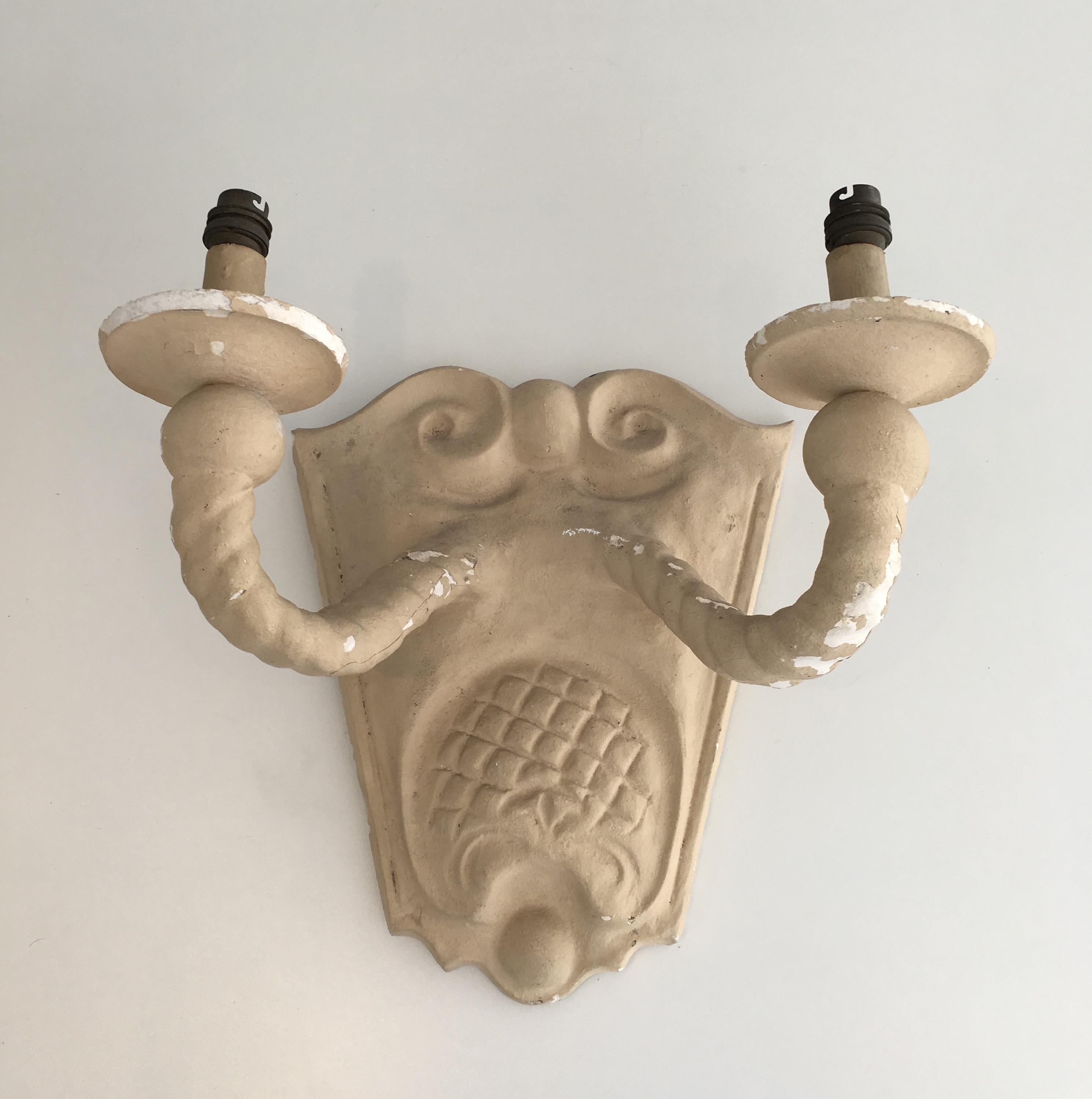 Pair of Plaster Wall Sconces, French, circa 1940 In Fair Condition For Sale In Marcq-en-Barœul, Hauts-de-France