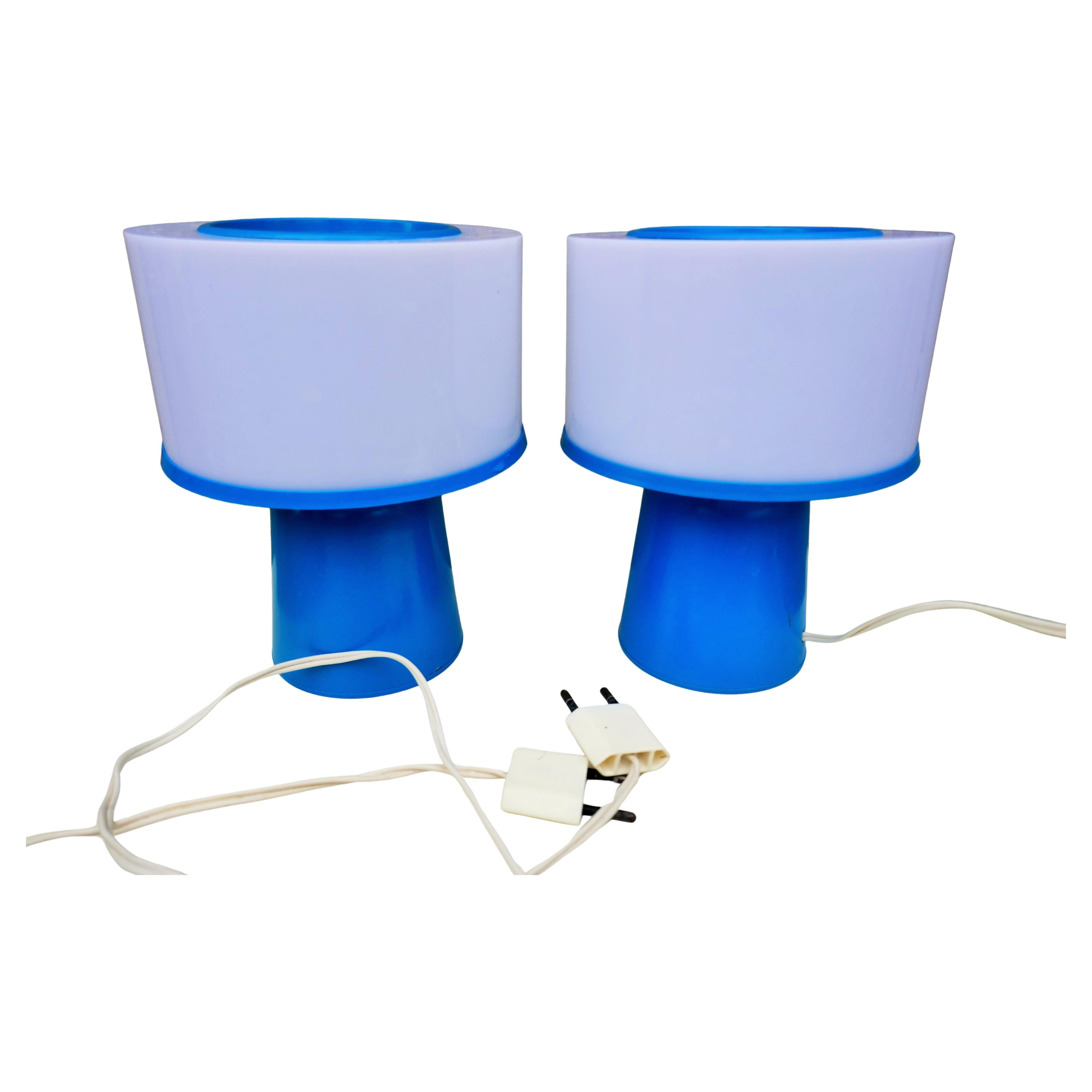 Paire de lampes de chevet ou de table en plastique.
Bon état.
Remerciements