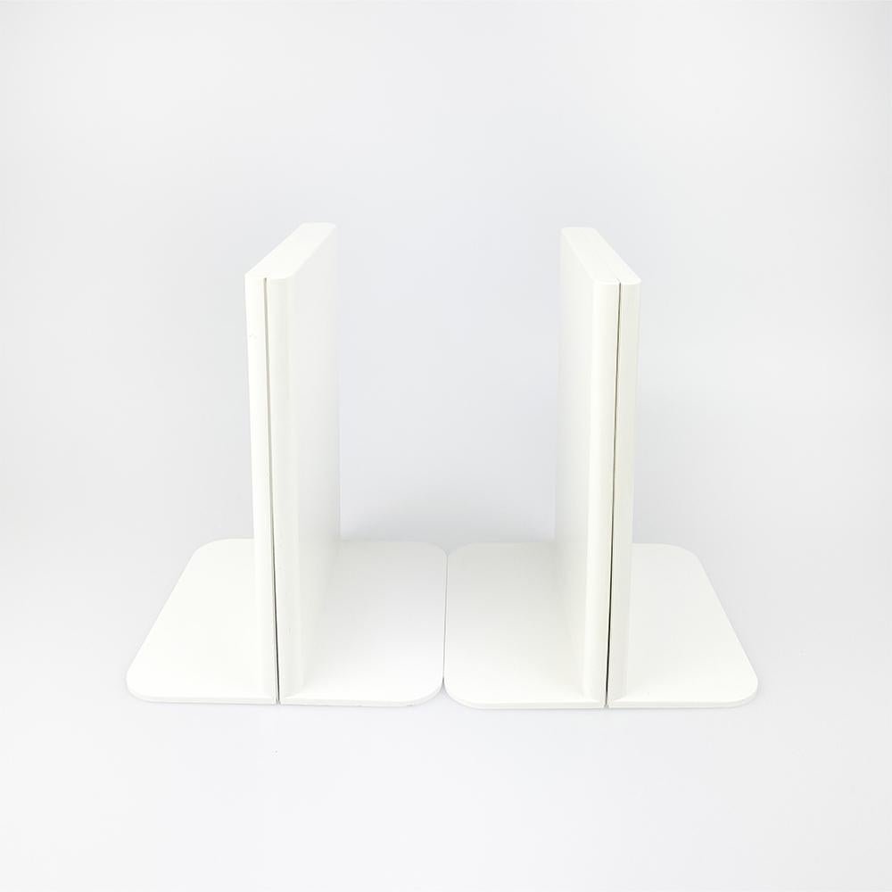 Pair of plastic bookends, 1970's

White plastic. 

Dimensions: 20x15x15 cm.