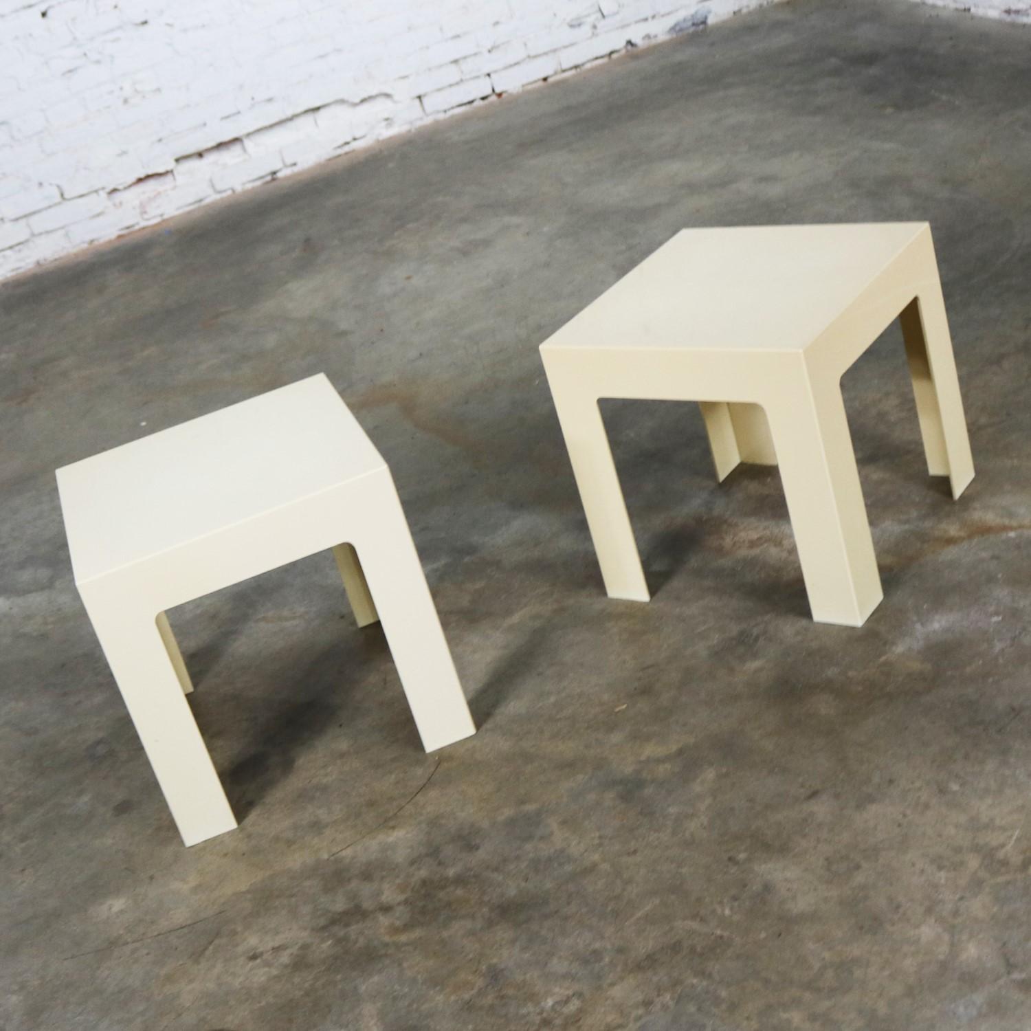 Mid-Century Modern Paire de tables d'appoint Parsons en plastique de style Kartell ou Syroco blanc du milieu du siècle dernier en vente