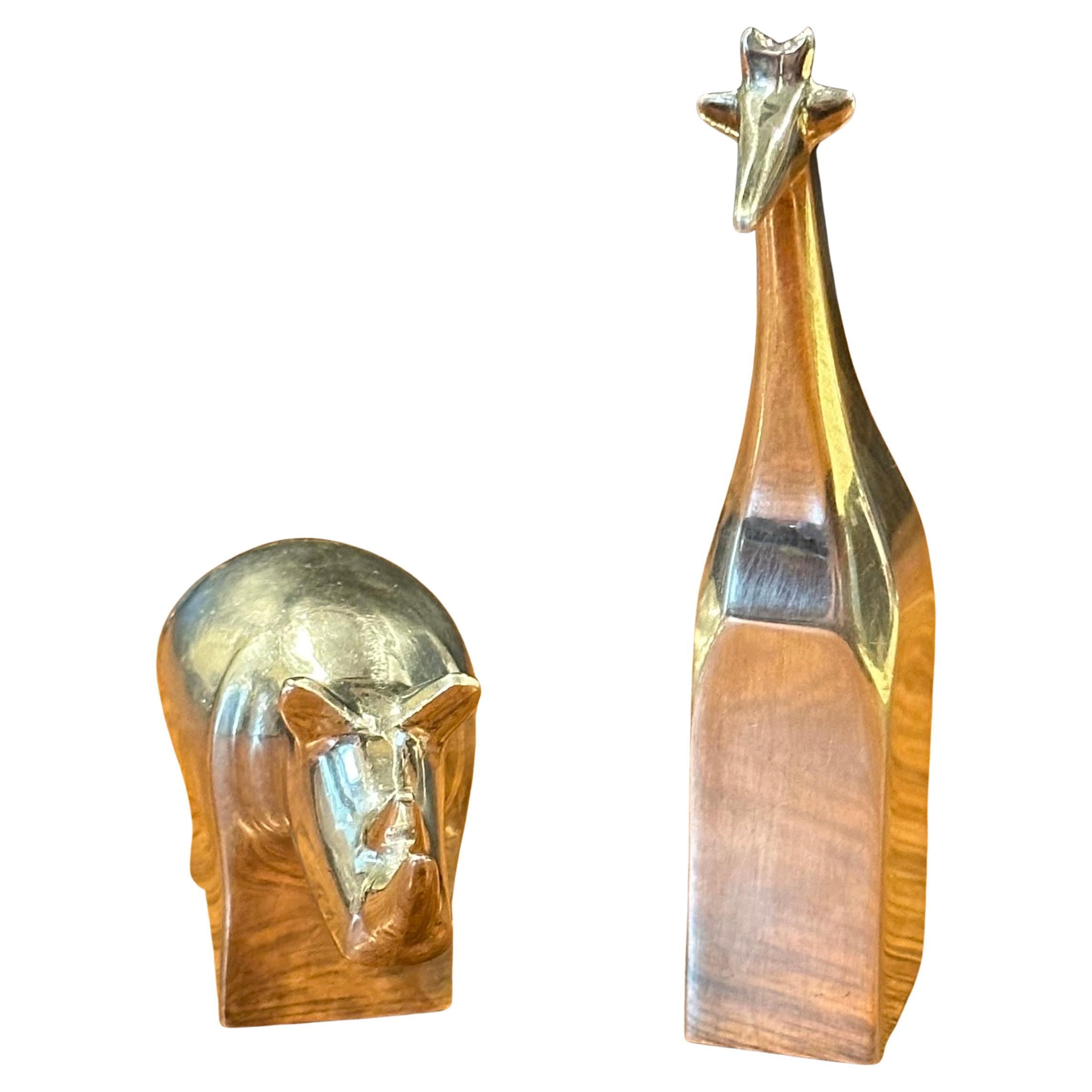 Paire de presse-papiers animaliers plaqués de Gunnar CIRCA pour Dansk, vers les années 1970.  La girafe et l'éléphant sont en zinc plaqué et sont signés sur la face inférieure.  Voir mes autres annonces Gunnar Cyren.  #4179