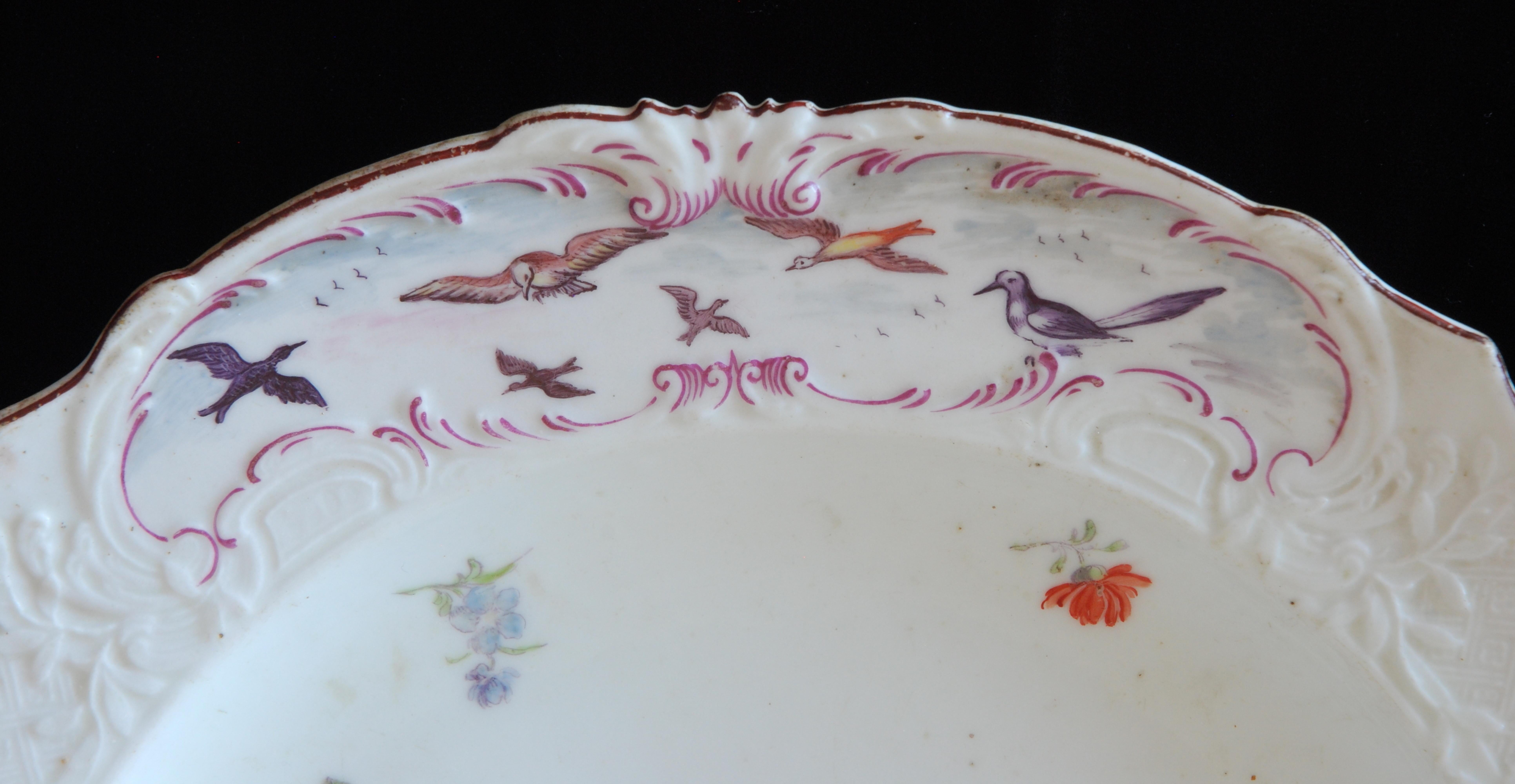 Pareja de platos decorados por Jefferyes Hamett O'Neale, Chelsea, hacia 1755 Inglés en venta