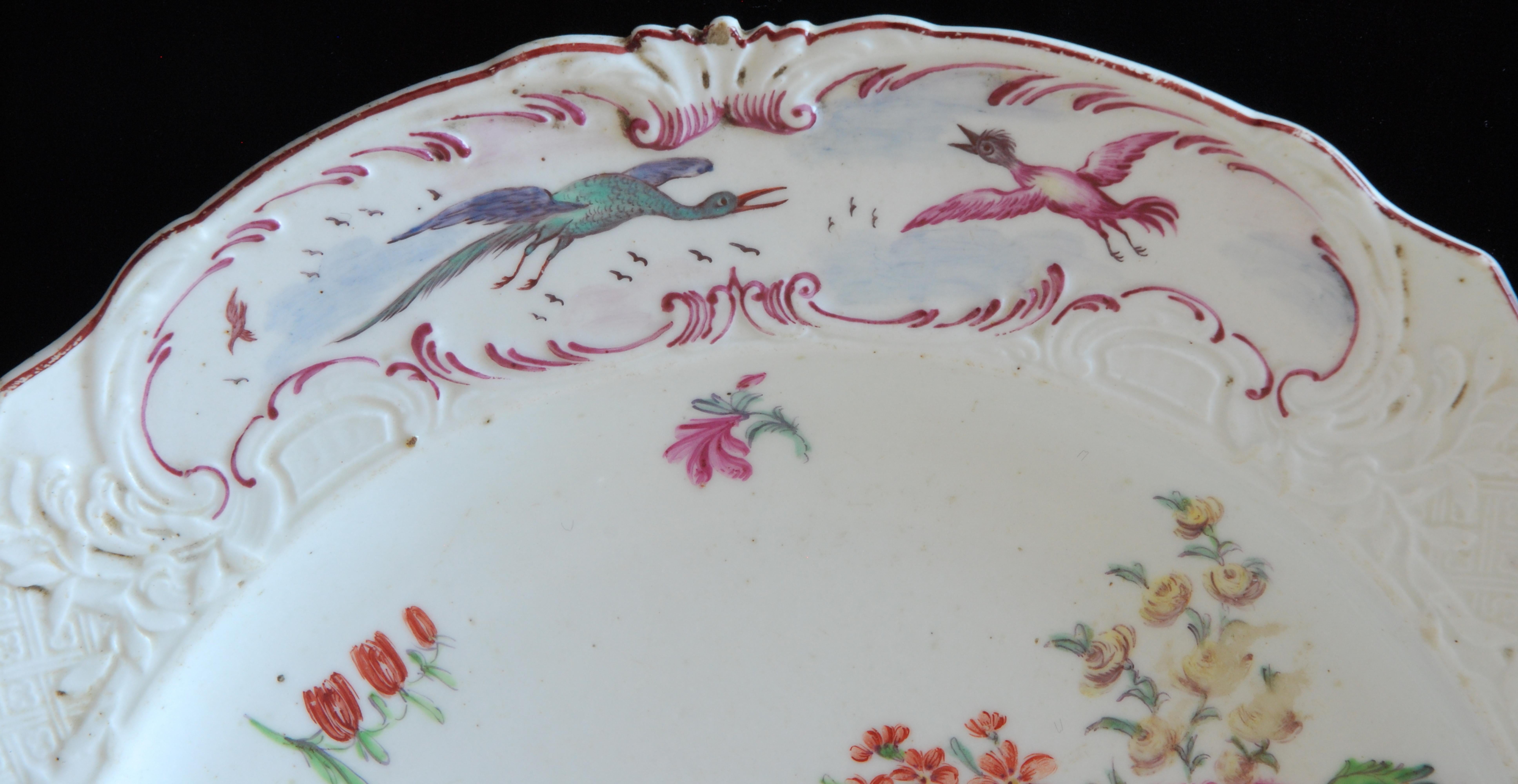 Pareja de platos decorados por Jefferyes Hamett O'Neale, Chelsea, hacia 1755 Porcelana en venta