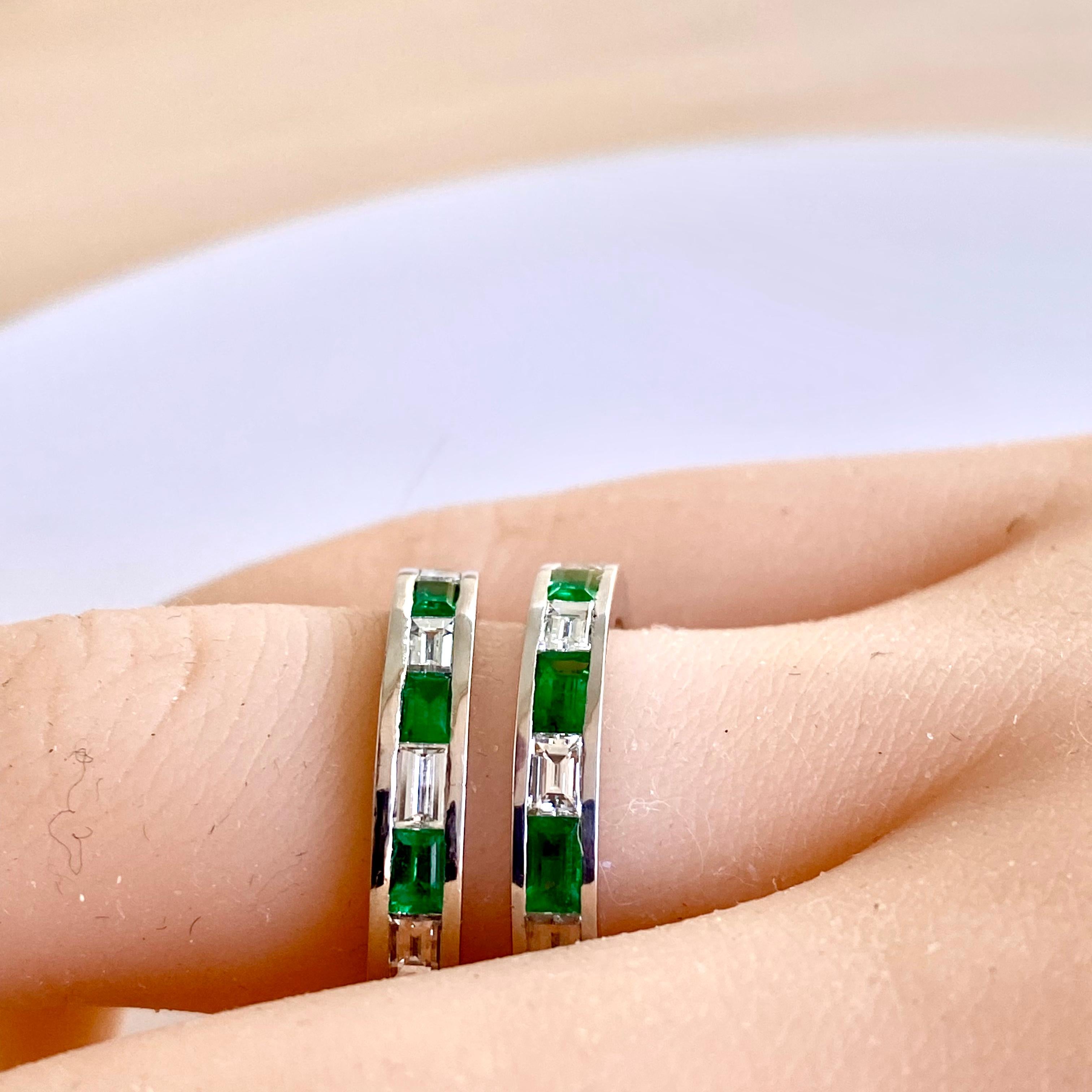 Paar Platin-Eternity-Ringe in Baguetteschliff mit Smaragd und Diamant 1