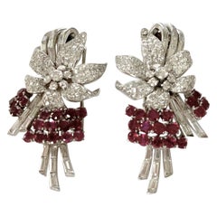 Pareja de broches de clip de platino con diamantes y rubíes, circa 1950
