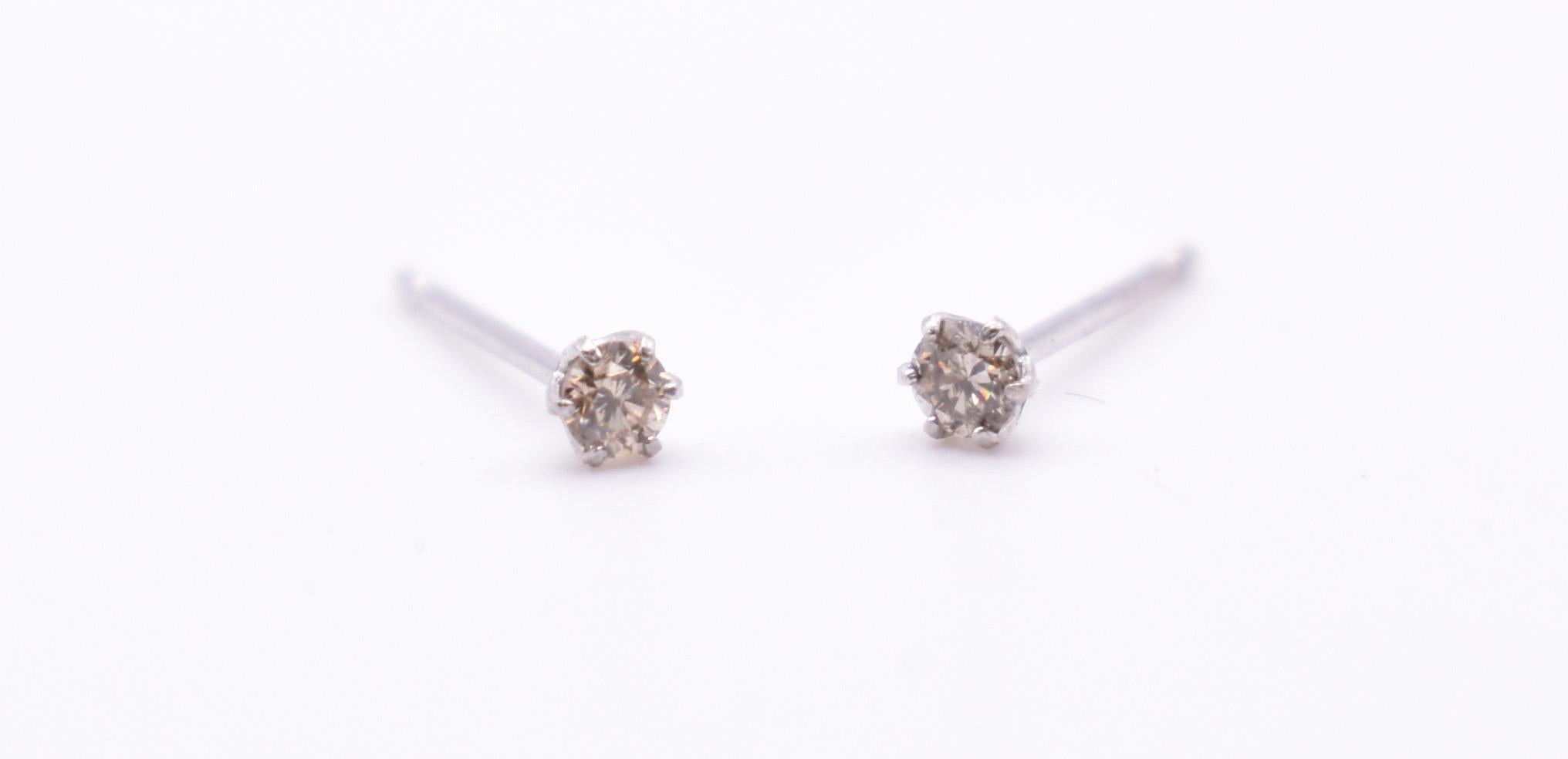 Pair of Platinum Diamond Stud Earrings In New Condition For Sale In Chelmsford, GB