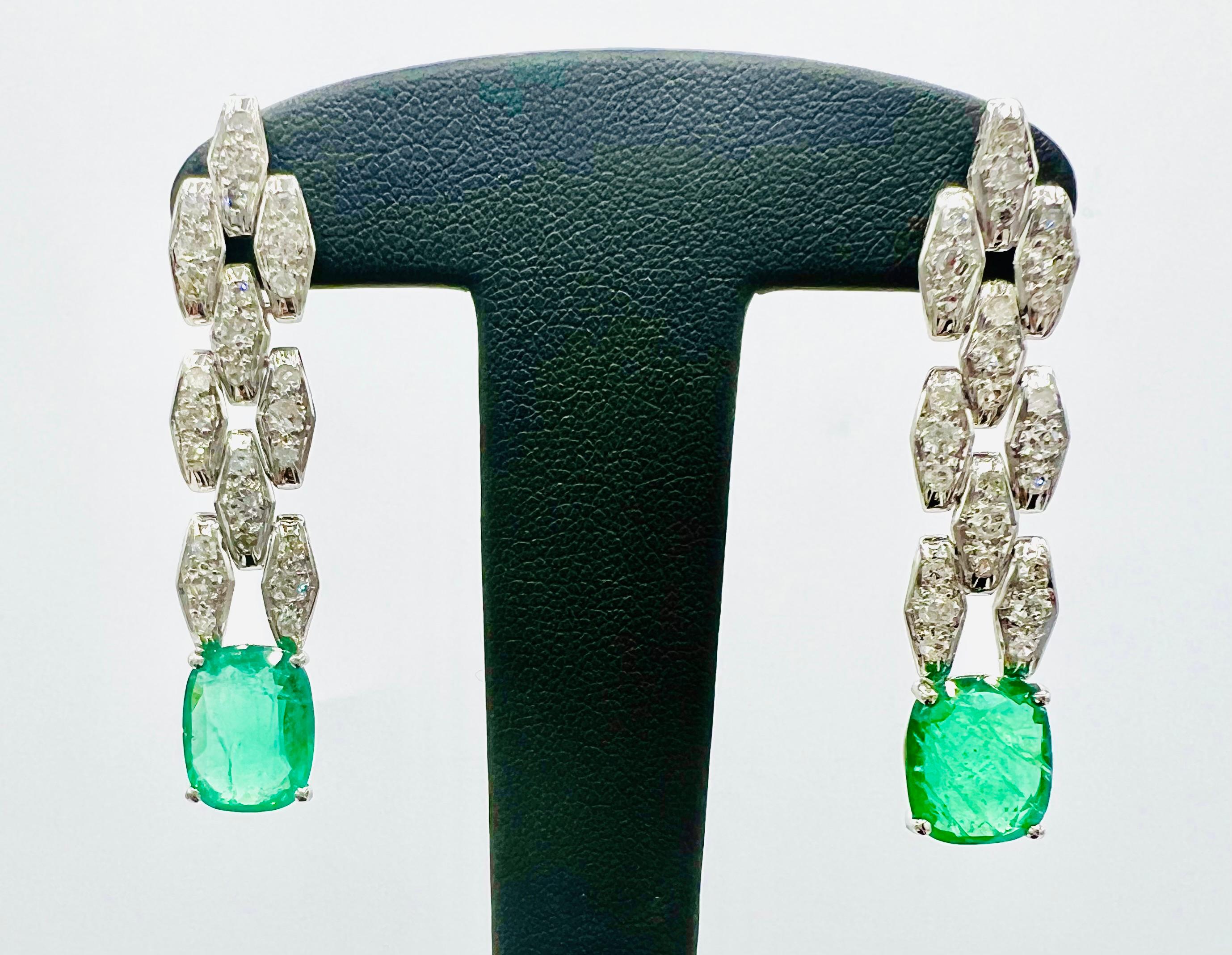 pair of platinum earrings set with 2 emeralds and pavé diamonds
Superb quality, the emeralds weigh a total of 5.50 carats, surrounded by a paving of brilliants for approximately 1 ct in total.
the total weight is 10.70 gr
they measure in length: 4.7