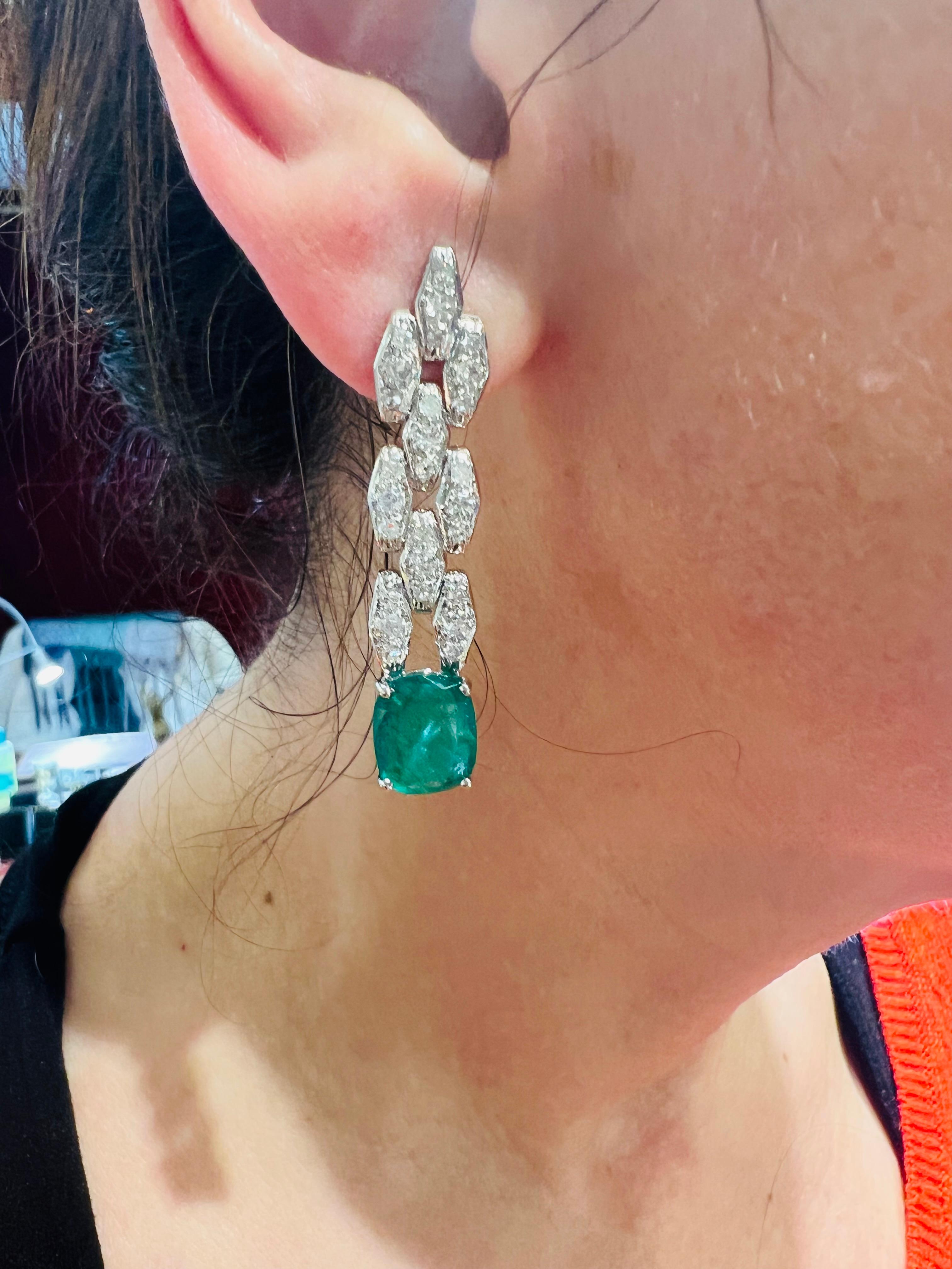 Paar Platin  Ohrringe mit 2 Smaragden und mit Diamanten besetzt (Smaragdschliff)