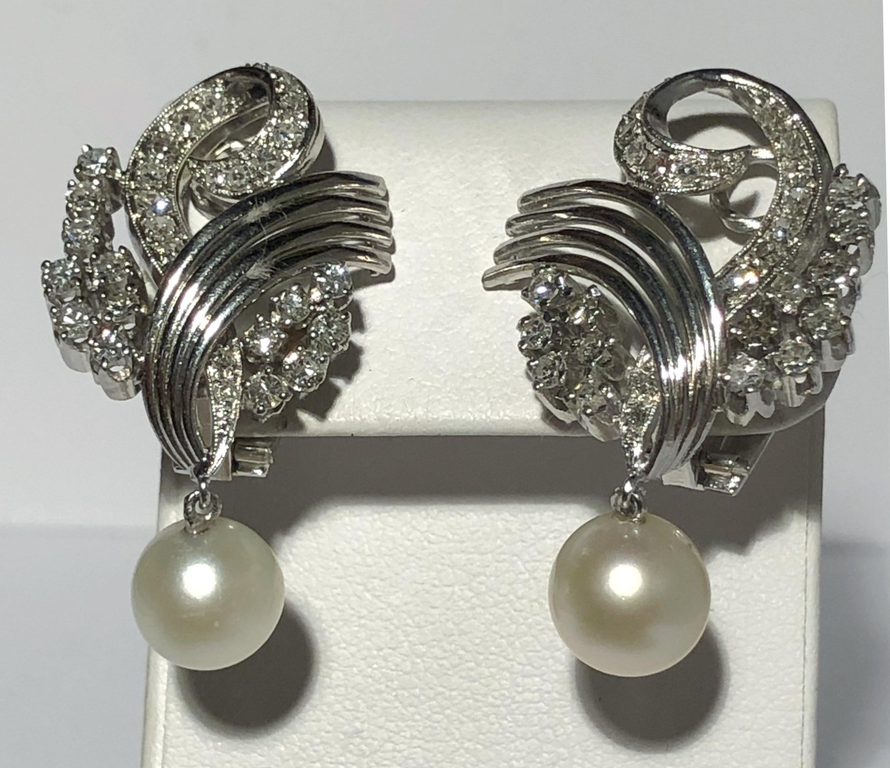 Pair of vintage volute shaped platinum earrings with brilliant diamonds and large pearls of 0.85cm, Italy 1930s