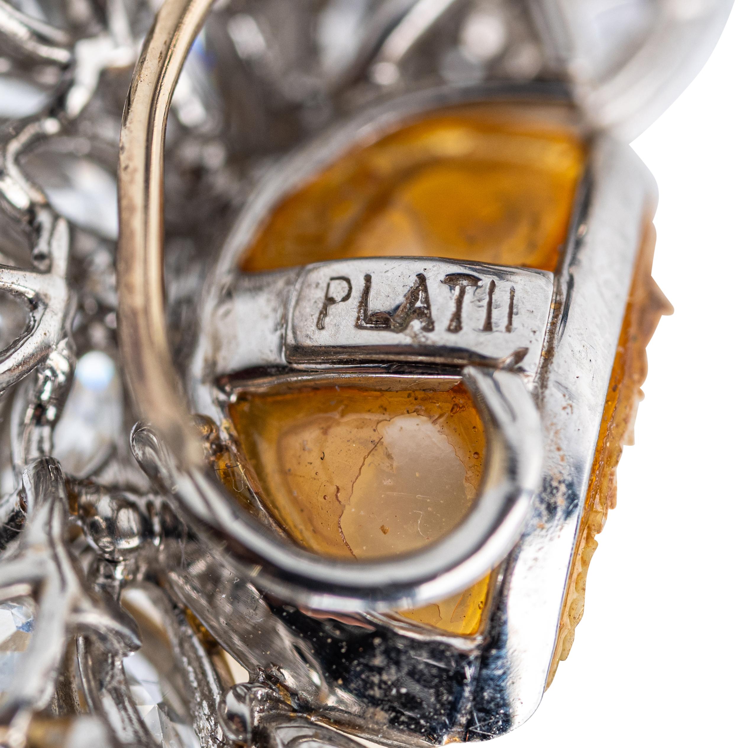 Espectacular par de pendientes de platino con perlas del Mar del Sur y diamantes, cada uno con una perla del Mar del Sur de 13 mm bellamente emparejada, de magnífico brillo y orientación, enmarcada por diamantes brillantes redondos y de talla