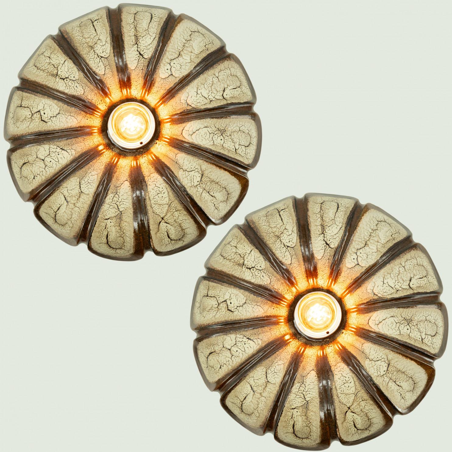 Paire d'appliques circulaires en céramique, avec de beaux accents. Fabriqué au Danemark dans les années 1970. Une lampe unique et ludique, une pièce d'apparat. Peut être combinée avec d'autres appliques circulaires en céramique, nous avons plusieurs