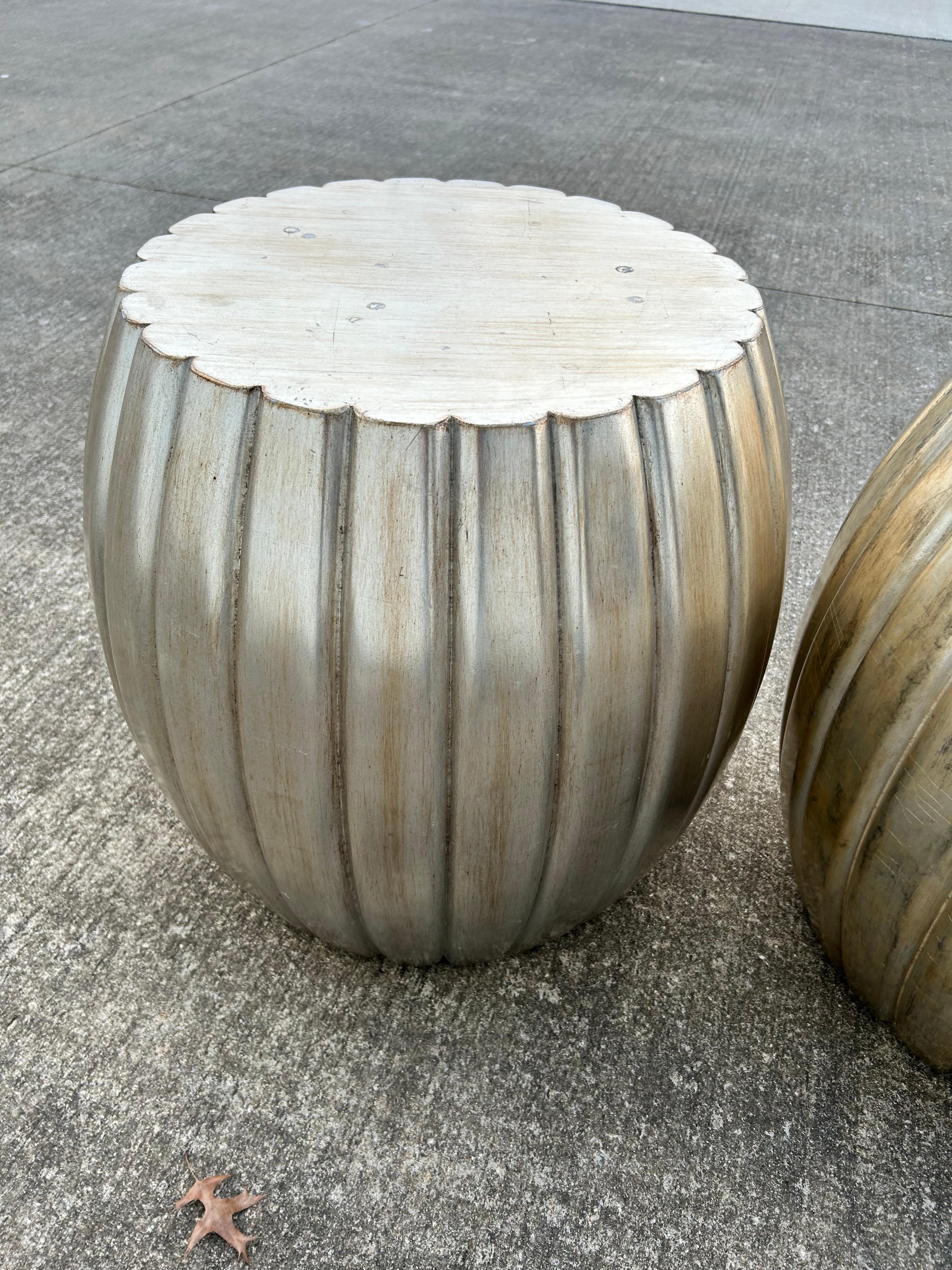 Paire de tables d'appoint à tambour plissé à feuilles d'argent en vente 4