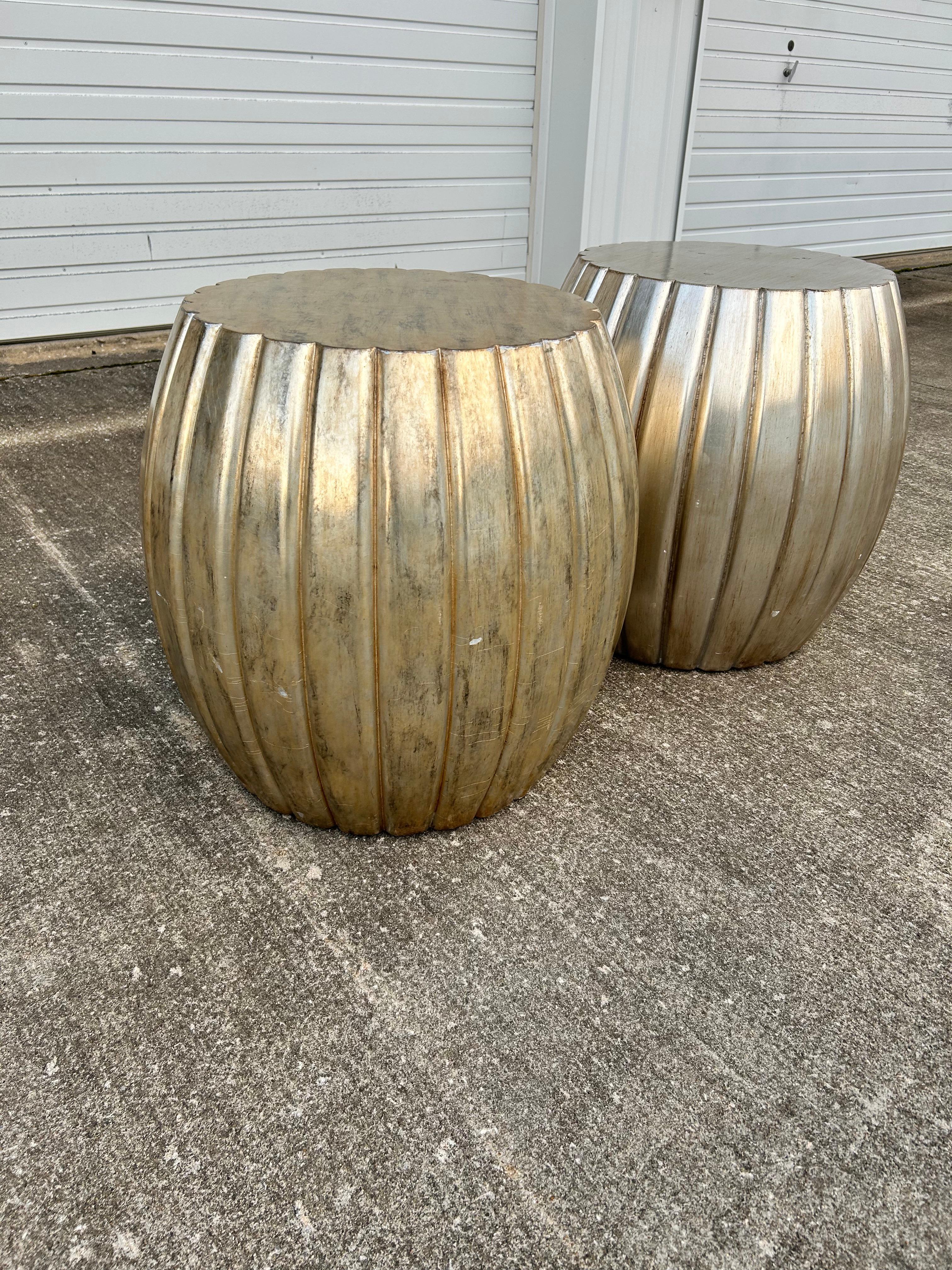Paire de tables d'appoint à tambour en feuilles d'argent plissées. A une certaine usure due à l'âge, s'il vous plaît voir les photos. Dans l'ensemble en bon état et parfait pour ajouter à un salon, une salle de séjour ou un bar pour tous ceux qui