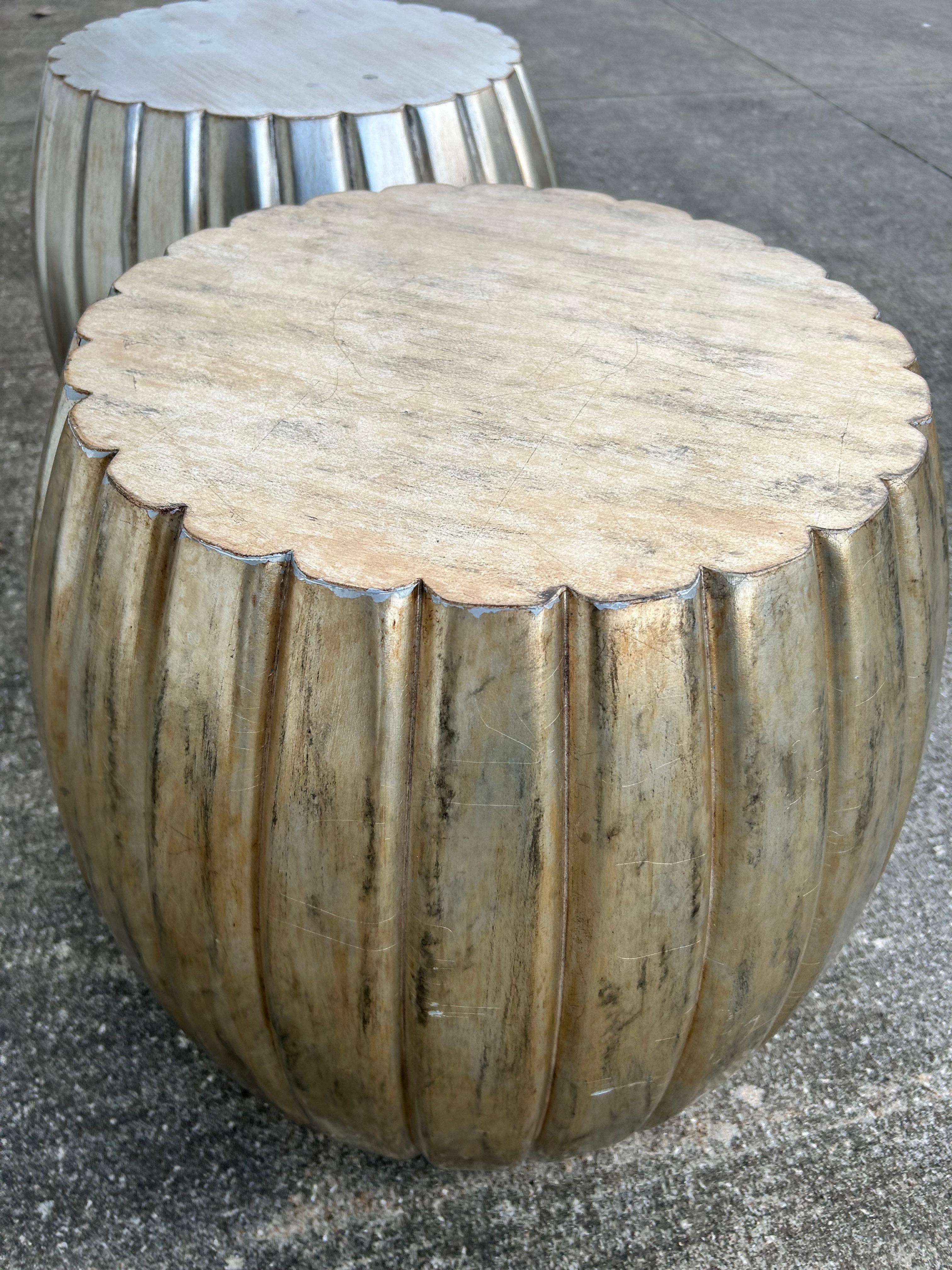 Paire de tables d'appoint à tambour plissé à feuilles d'argent en vente 2