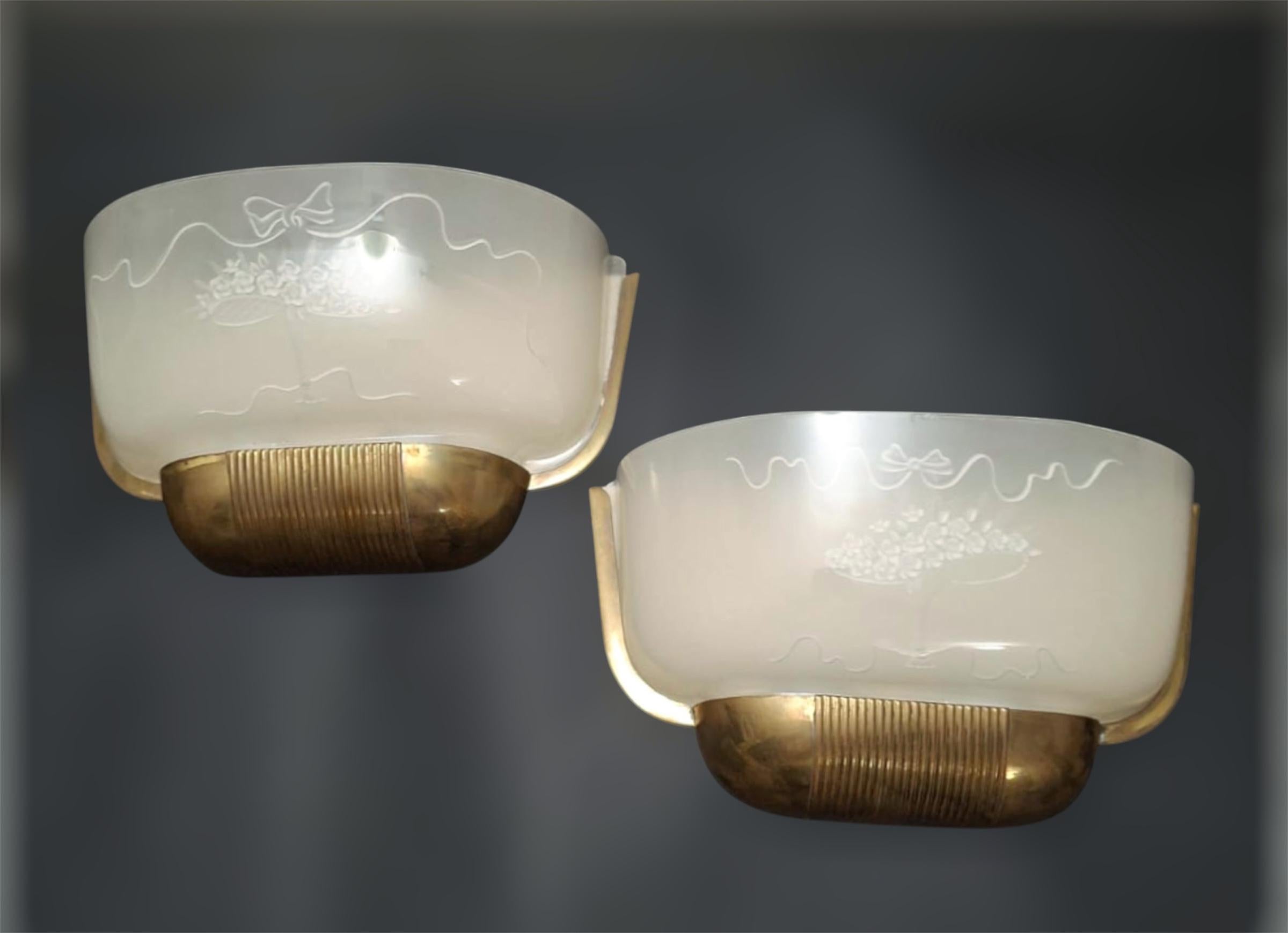 Paire d'appliques Art Déco en plexiglas en vente 3