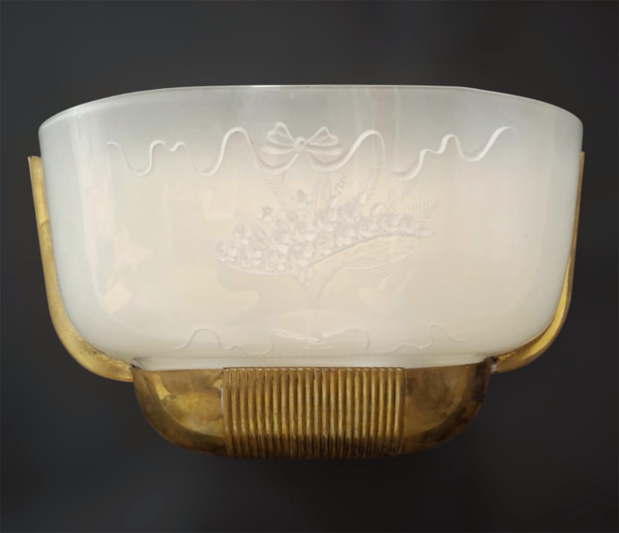 Applique murale Vintage Art&Deco abat-jour en plexiglas givré monté sur des cadres en laiton / fabriquée en Italie vers les années 1950
2 lampes / type E26 ou E27 / max 60W chacune
Mesures : Hauteur 6 pouces / Largeur 13 pouces / Profondeur 5