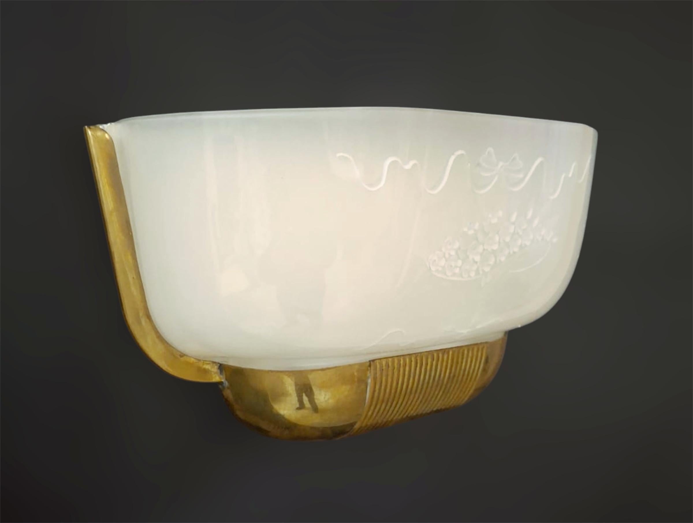 Français Paire d'appliques Art Déco en plexiglas en vente