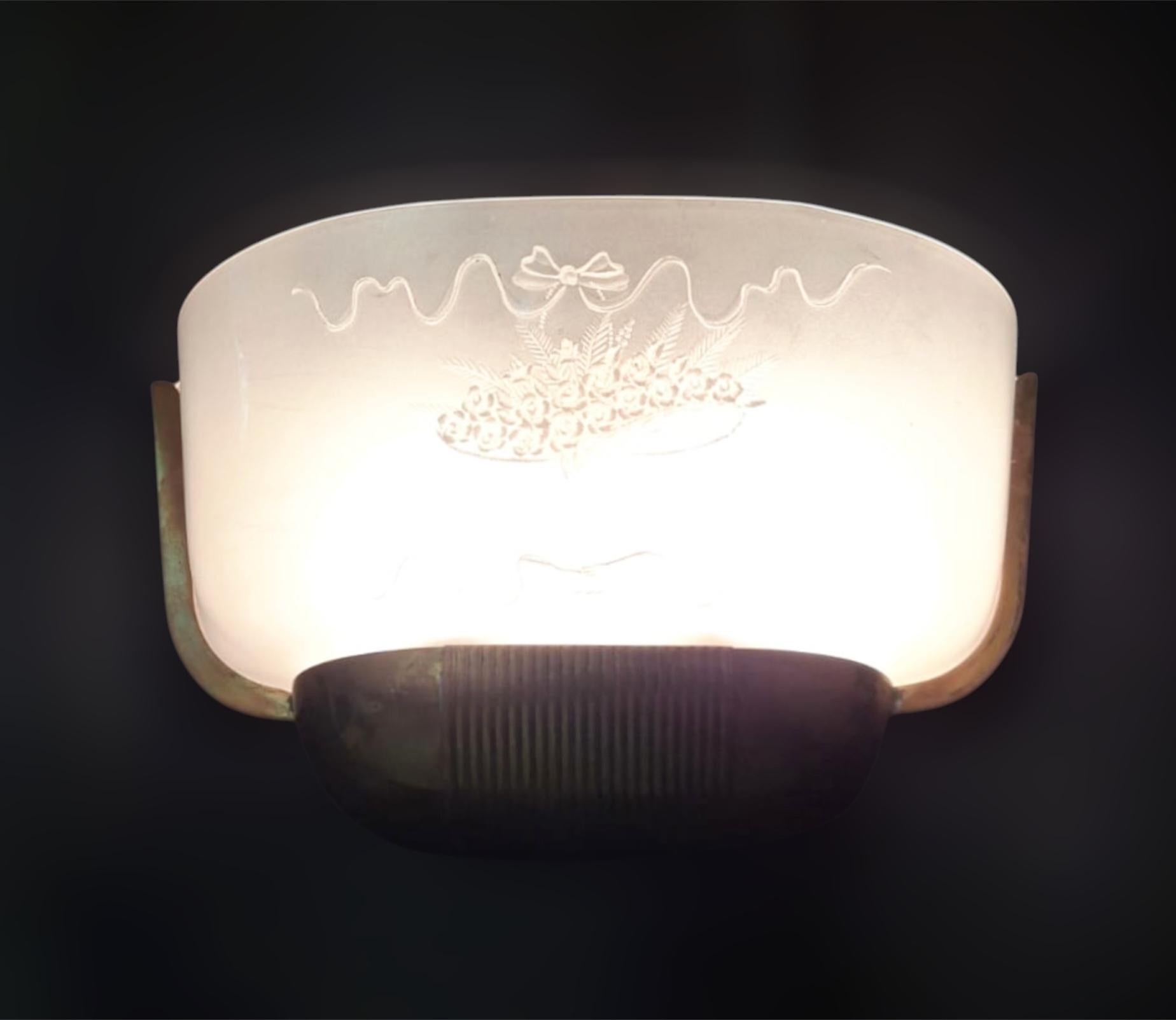 20ième siècle Paire d'appliques Art Déco en plexiglas en vente