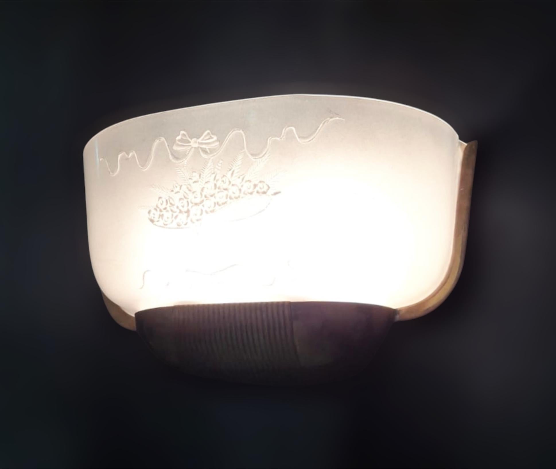 Laiton Paire d'appliques Art Déco en plexiglas en vente