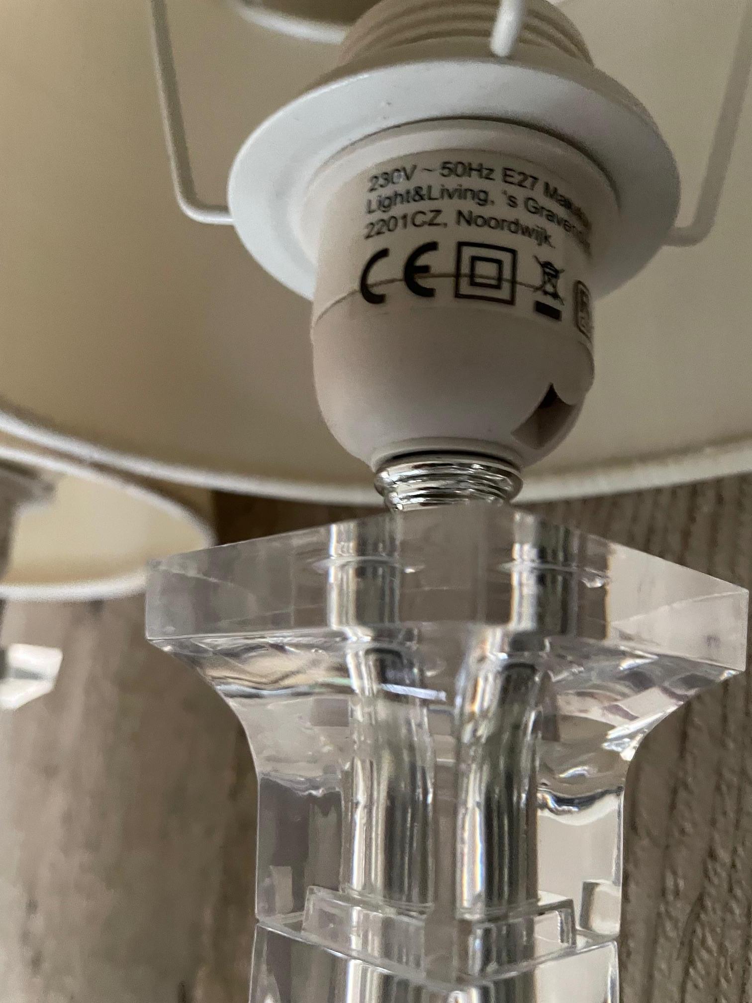 Paire de lampes en plexiglas en vente 3