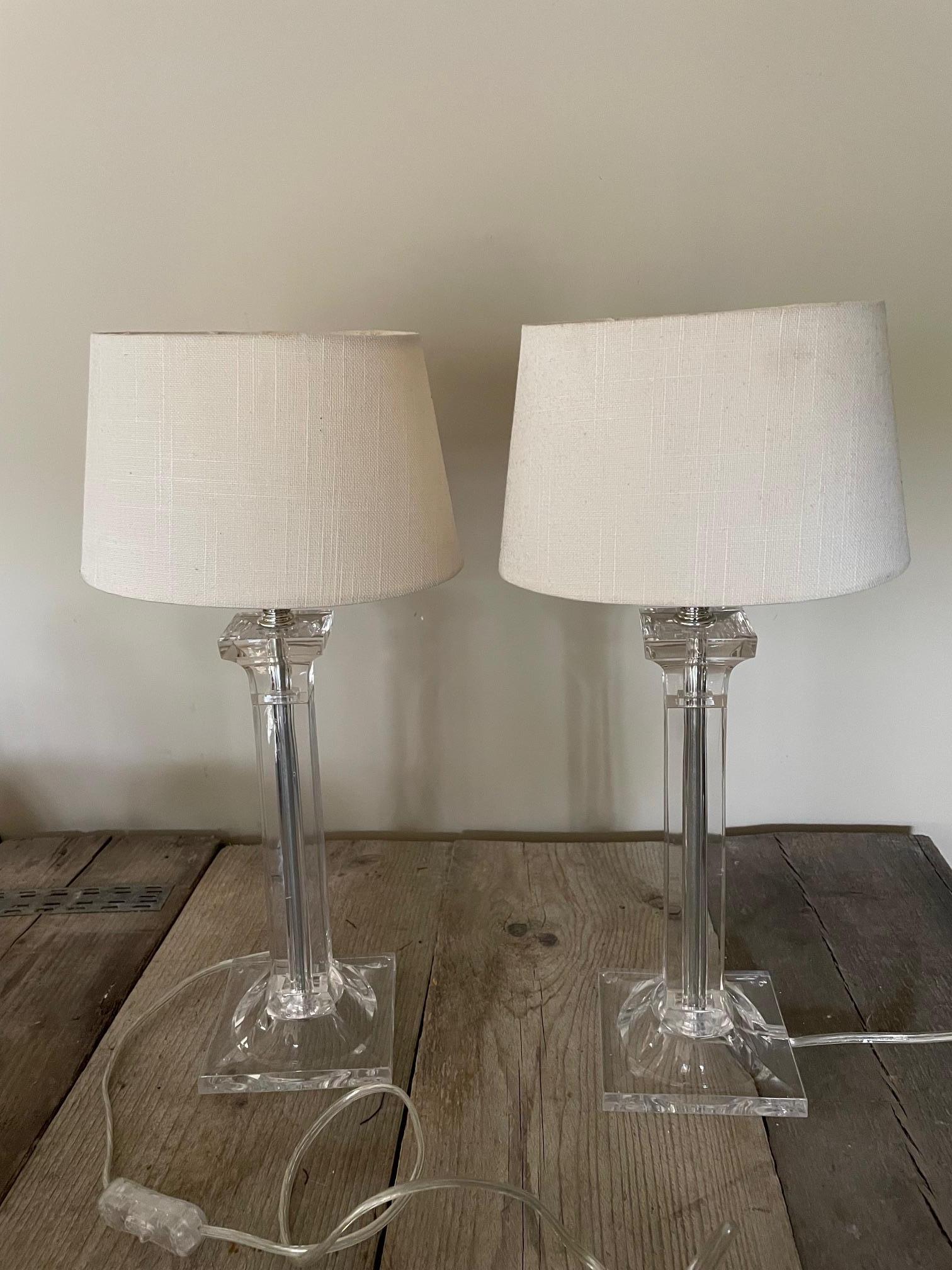 Cette lampe en plexiglas est très chic et moderne, avec un bel abat-jour blanc crème qui émet une belle lumière lorsqu'il est allumé.