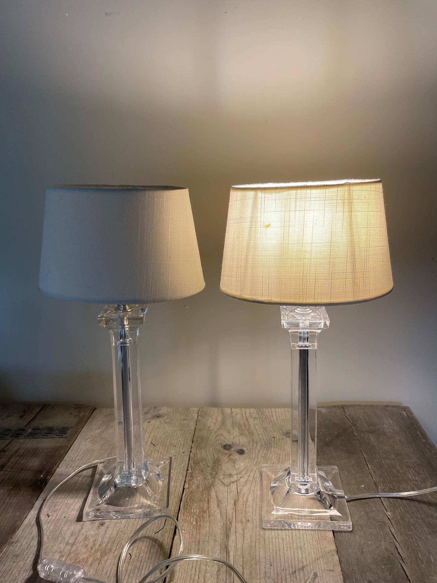 Européen Paire de lampes en plexiglas en vente