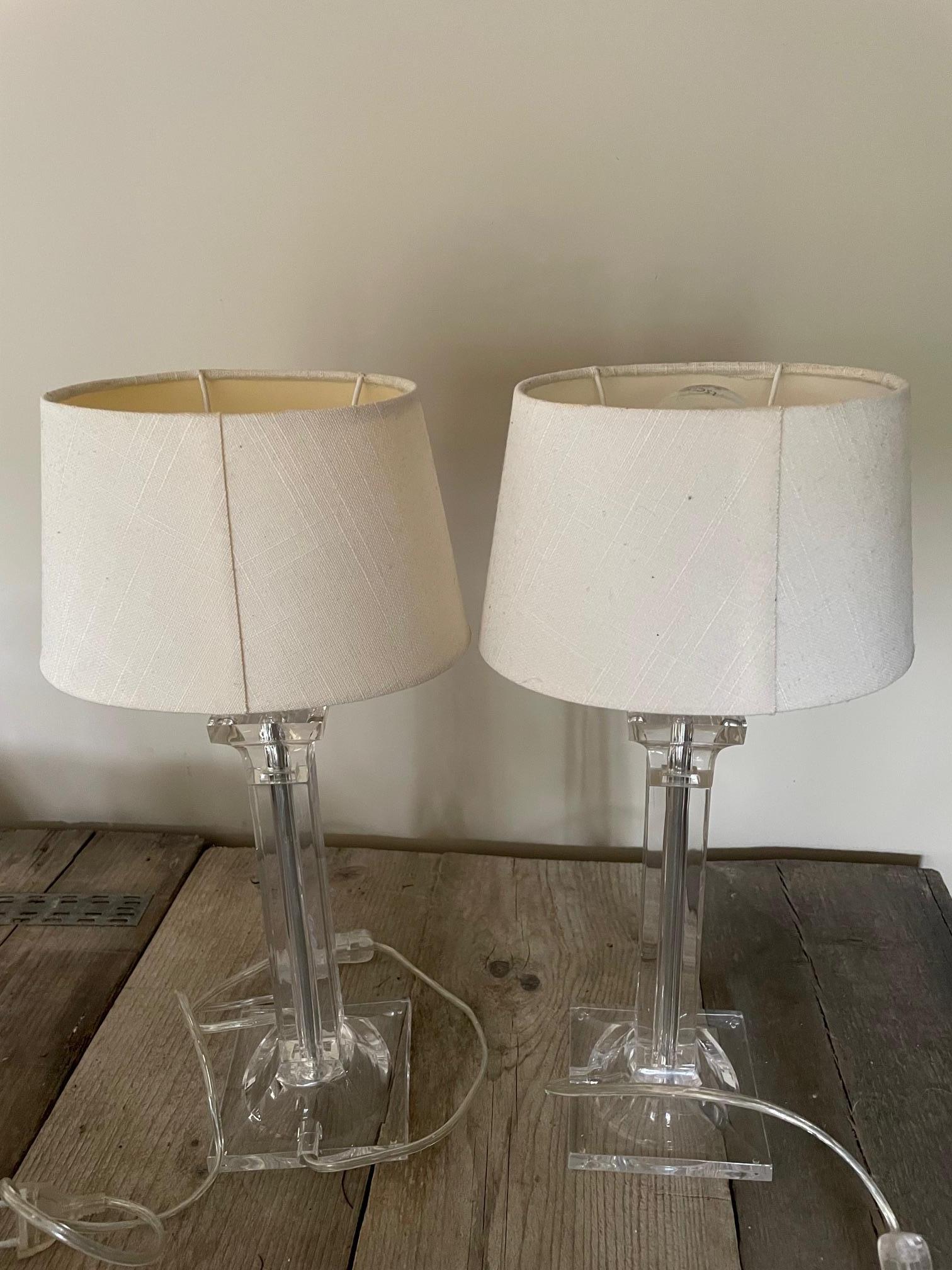 Plexiglas Paire de lampes en plexiglas en vente