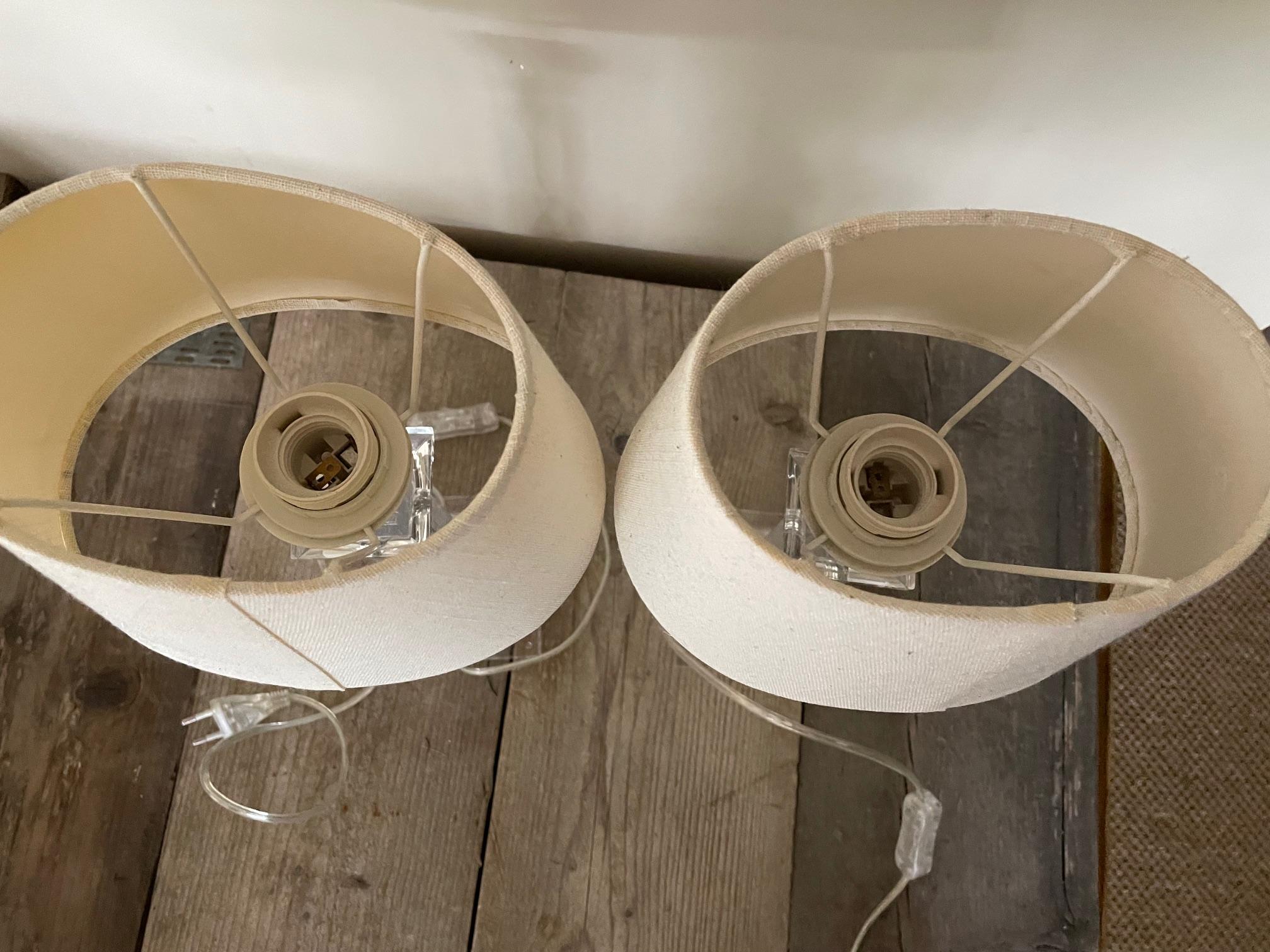 Paire de lampes en plexiglas en vente 1