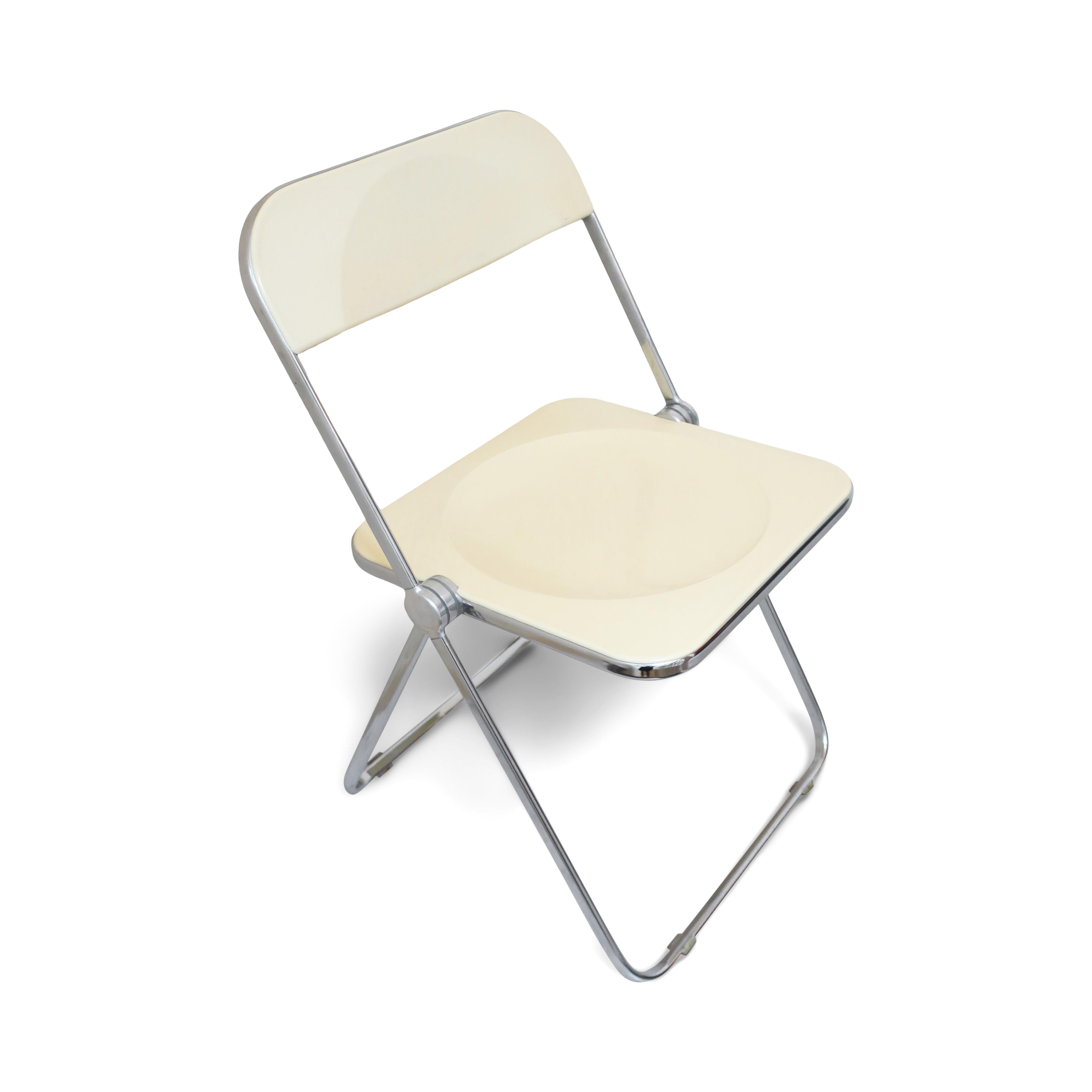 Mid-Century Modern Pair of Plia Off-White Folding Chairs by Giancarlo Piretti for Castelli