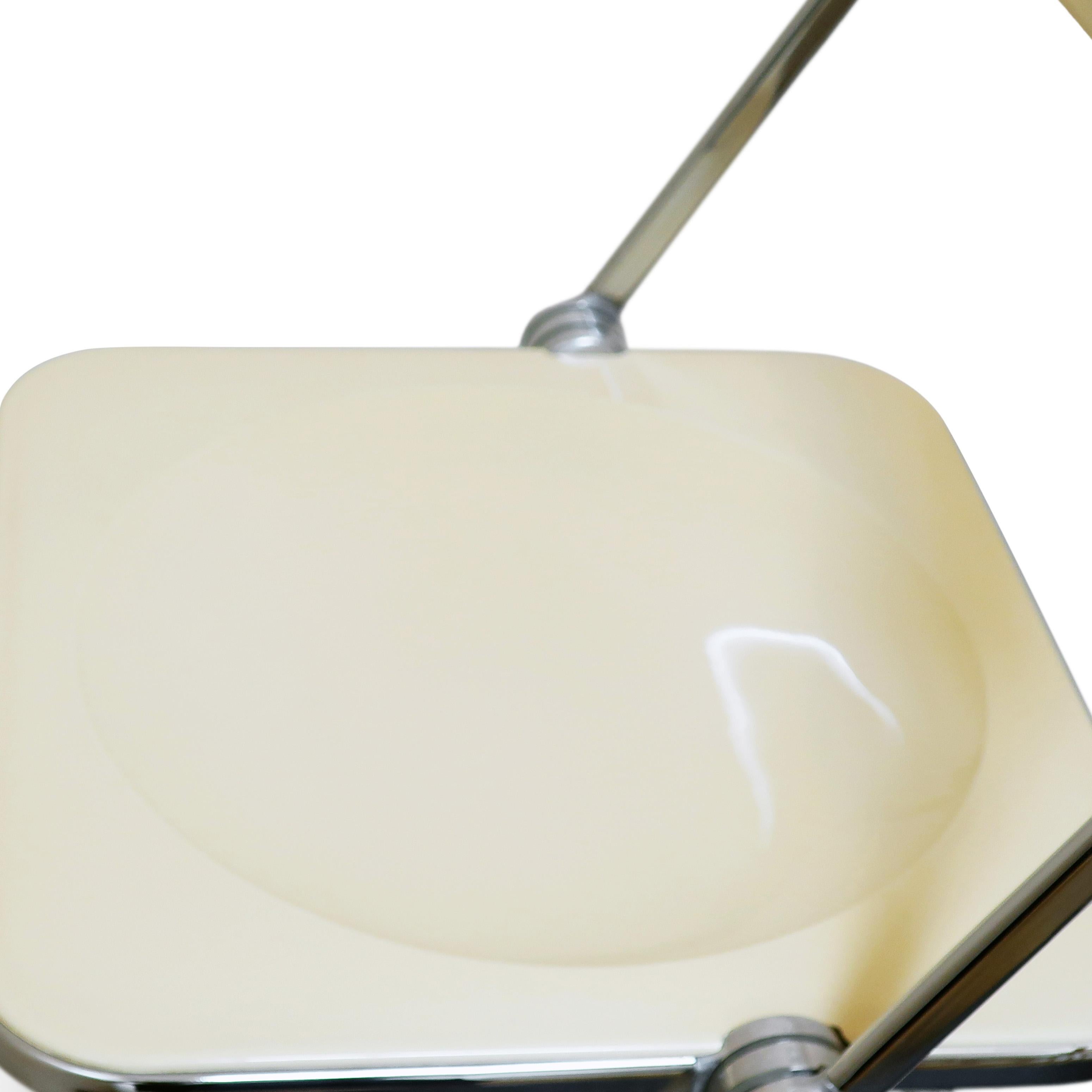 20th Century Pair of Plia Off-White Folding Chairs by Giancarlo Piretti for Castelli