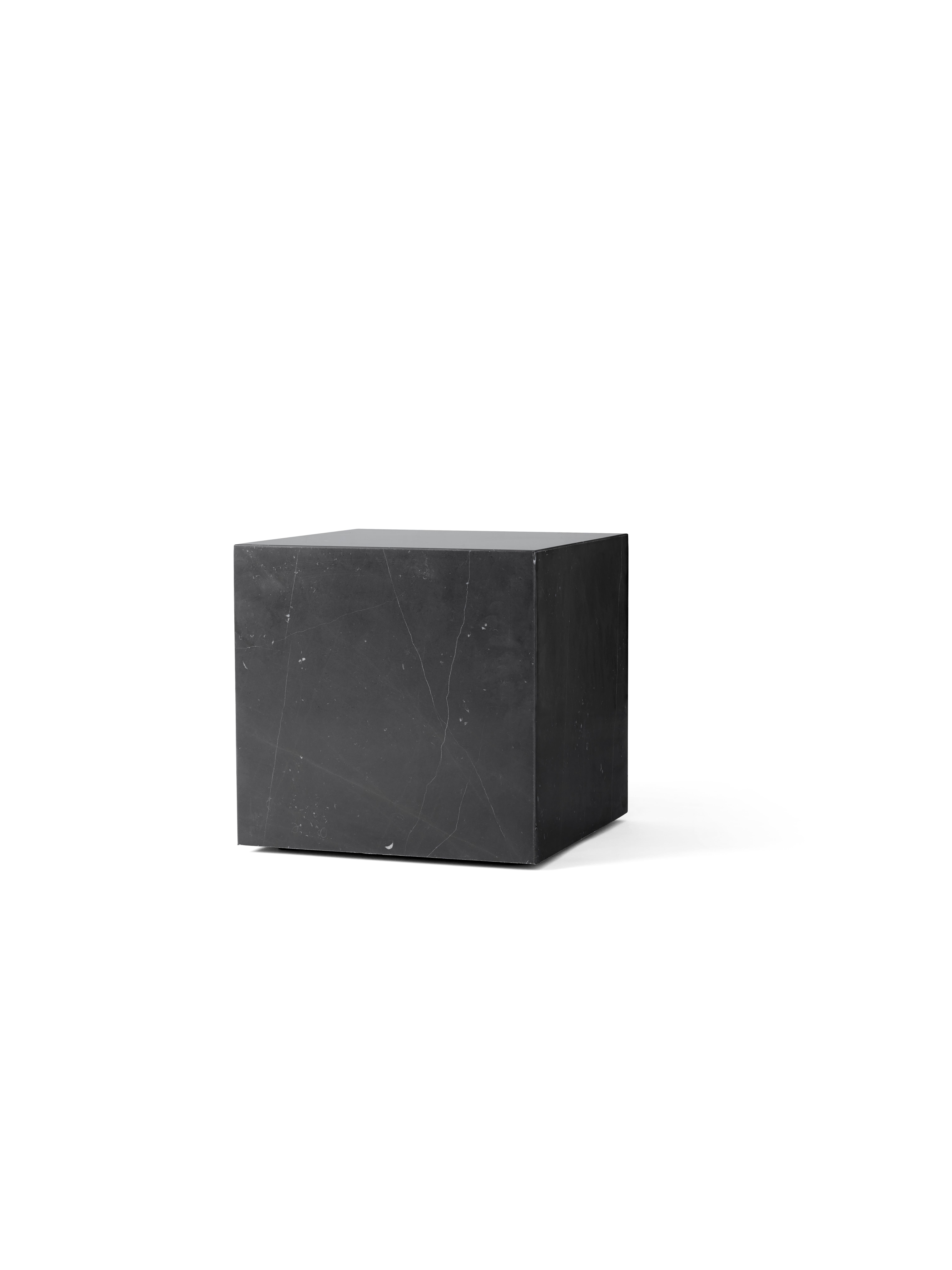Pareja de Mesas Auxiliares Cúbicas de Zócalo-Mármol Negro Marquina-Norm Architects para Audo Escandinavo moderno en venta