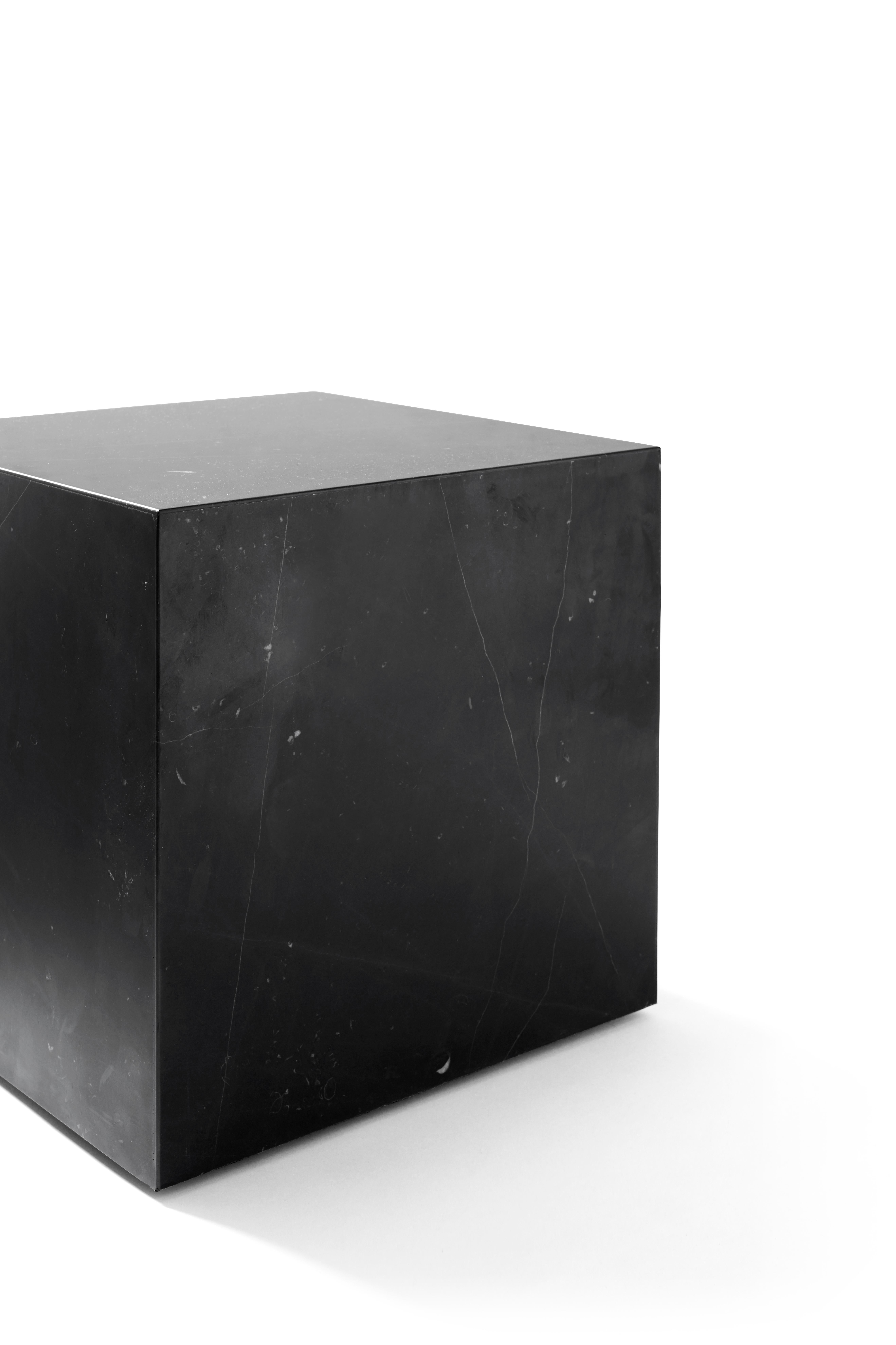 Pareja de Mesas Auxiliares Cúbicas de Zócalo-Mármol Negro Marquina-Norm Architects para Audo Chino en venta
