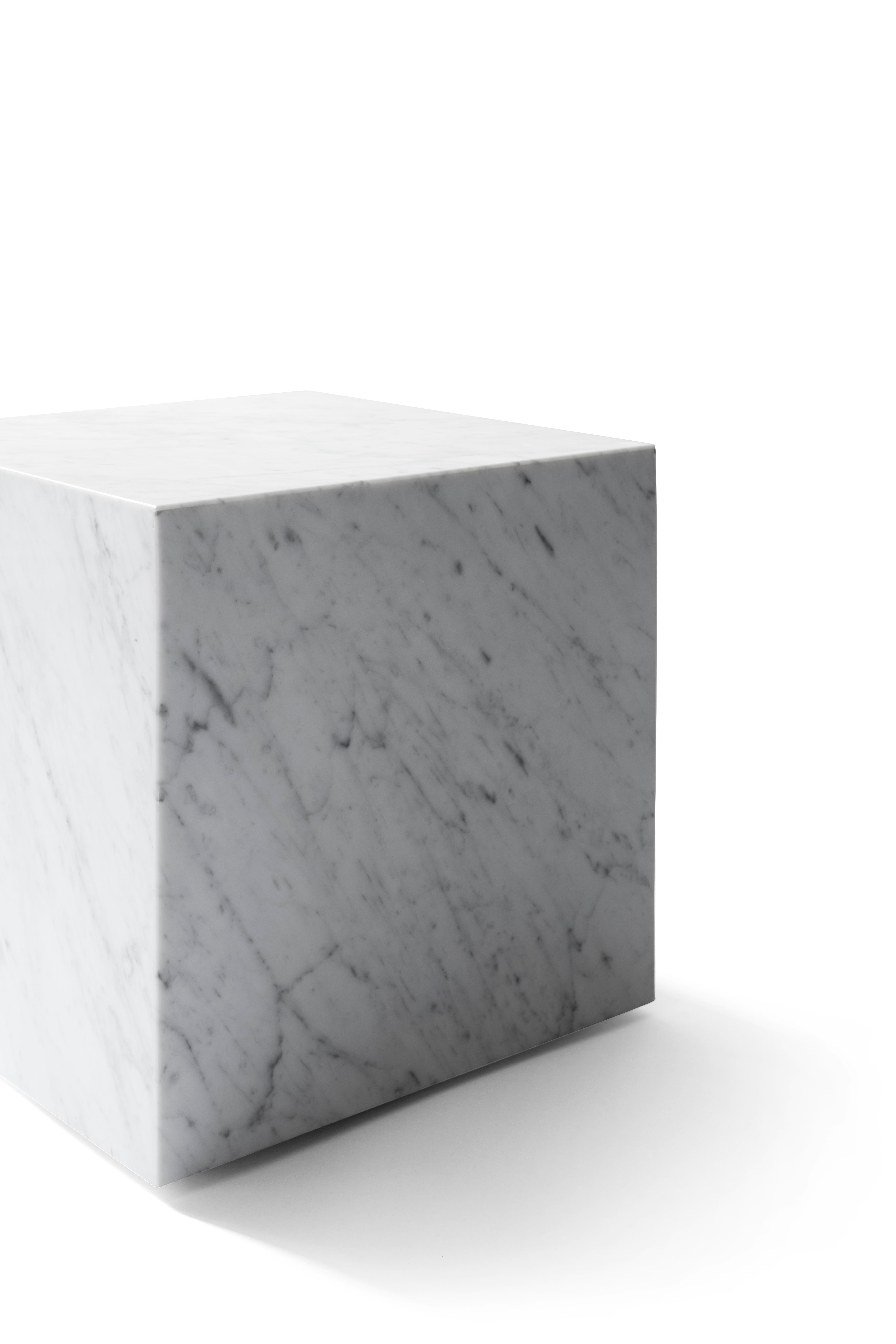 Pareja de Mesas Auxiliares Cúbicas de Zócalo-Mármol Blanco de Carrara-por Norm Architects - Audo Chino en venta
